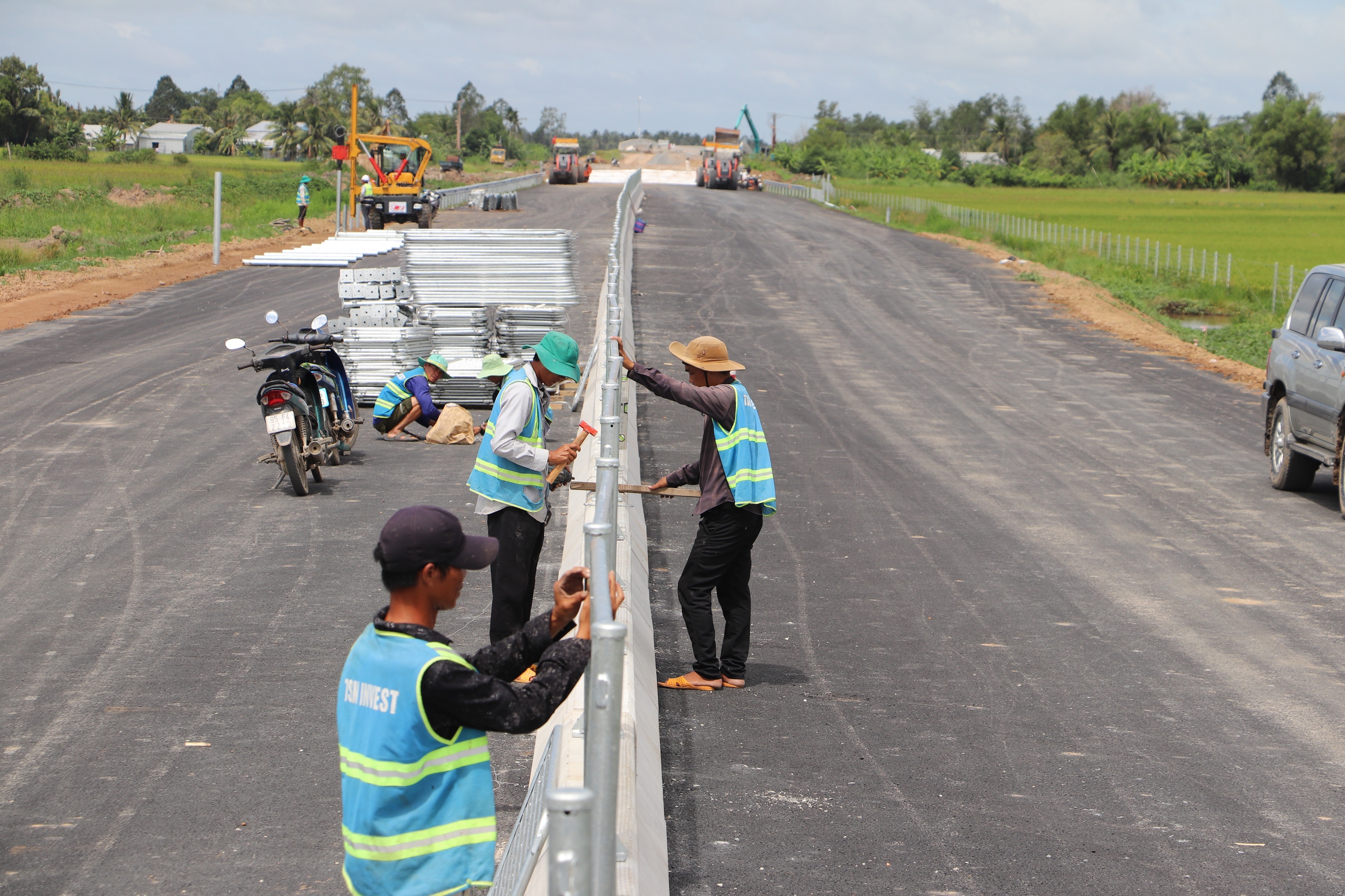 Nắng lửa, mưa dầm, công nhân vẫn bám trụ công trường cao tốc miền Tây- Ảnh 7. Nắng lửa, mưa dầm, công nhân vẫn bám trụ công trường cao tốc miền Tây- Ảnh 7.