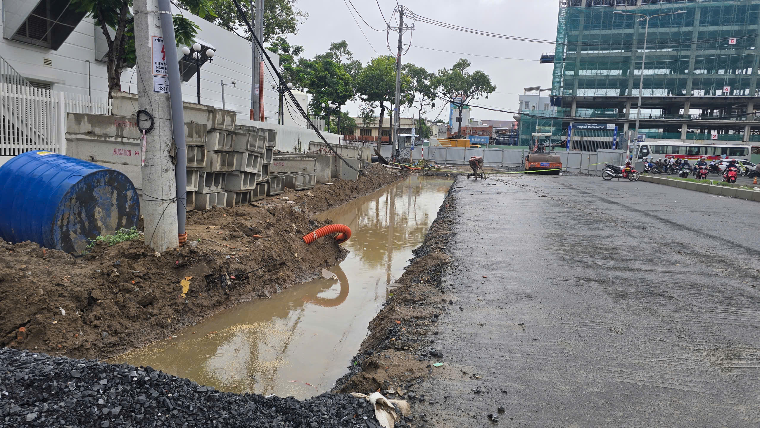 Người dân bức xúc vì tuyến đường hơn 500m nội ô Cần Thơ thi công ì ạch- Ảnh 2. Người dân bức xúc vì tuyến đường hơn 500m nội ô Cần Thơ thi công ì ạch- Ảnh 2.