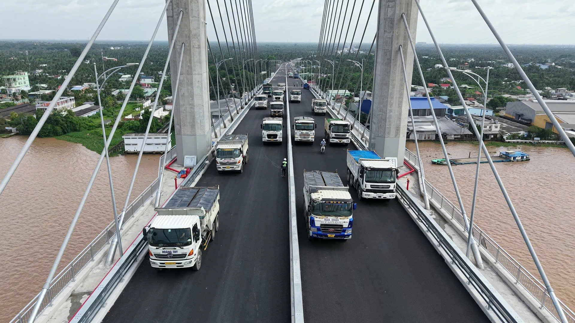 Huy động xe tải trọng 25-30 tấn thử tải cầu rạch Miễu 2- Ảnh 2. Huy động xe tải trọng 25-30 tấn thử tải cầu rạch Miễu 2- Ảnh 2.