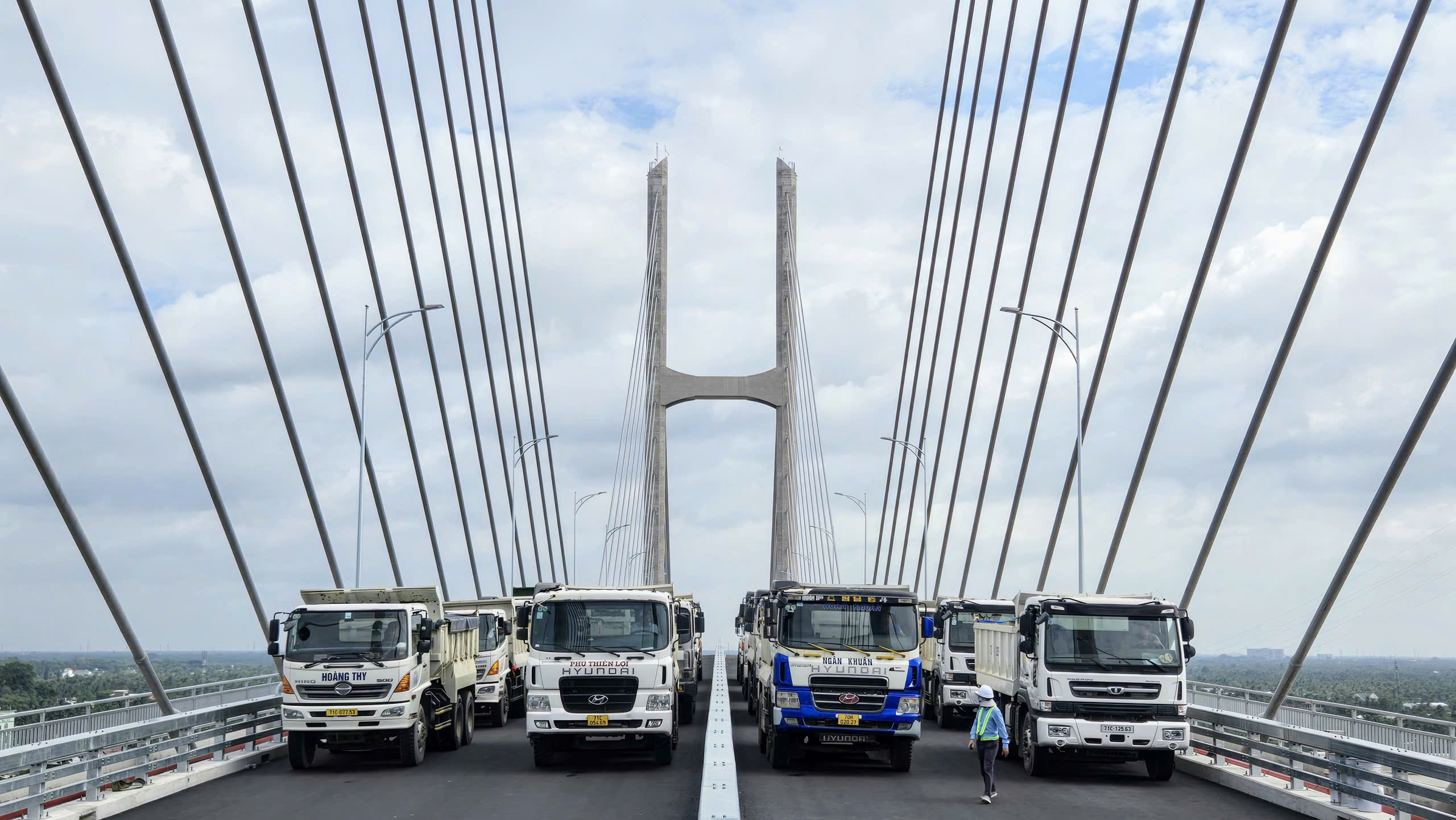 Huy động xe tải trọng 25-30 tấn thử tải cầu rạch Miễu 2- Ảnh 1. Huy động xe tải trọng 25-30 tấn thử tải cầu rạch Miễu 2- Ảnh 1.