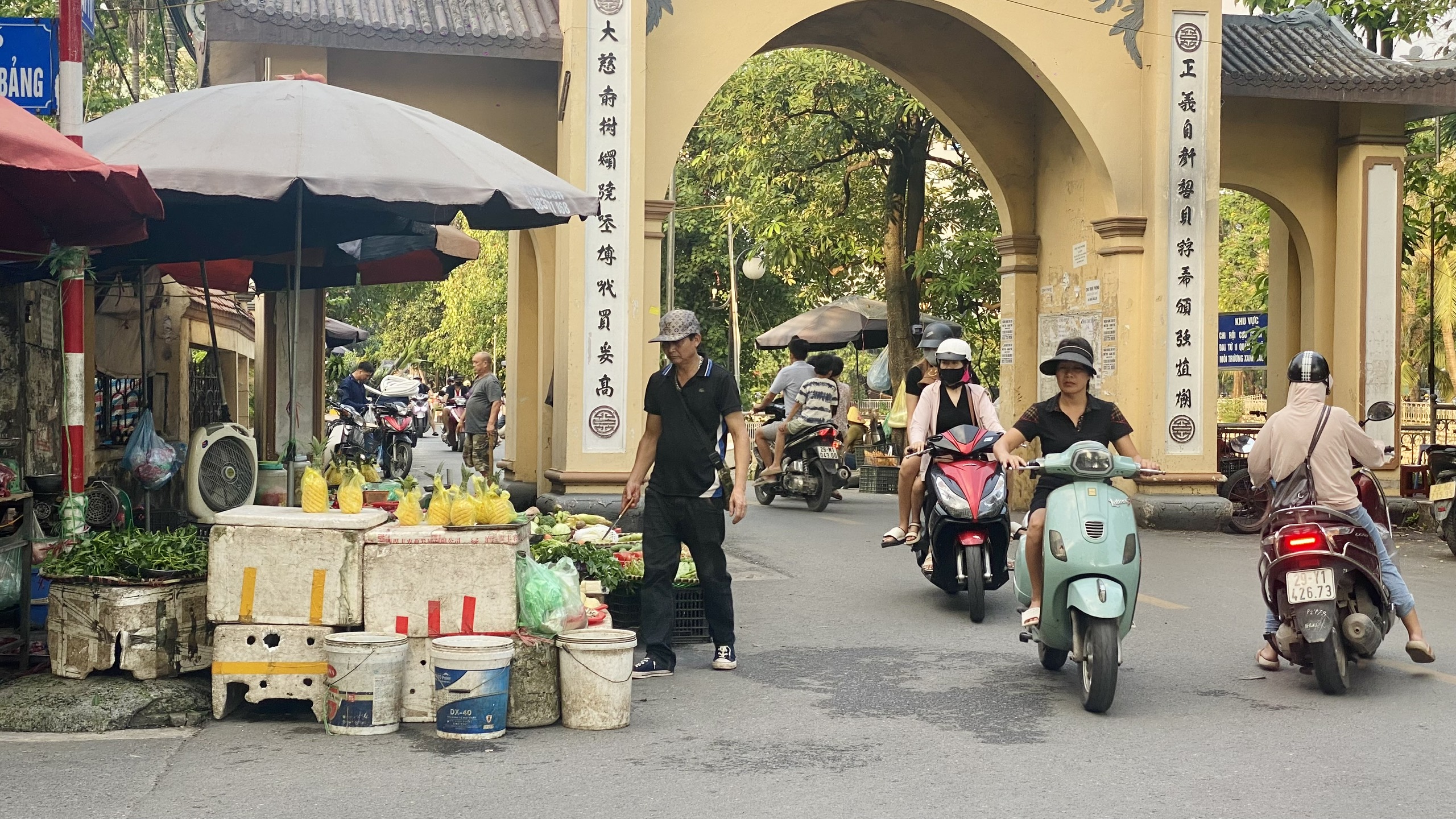 Bao giờ dẹp được chợ cóc, chợ tạm trên địa bàn Hà Nội?- Ảnh 3.