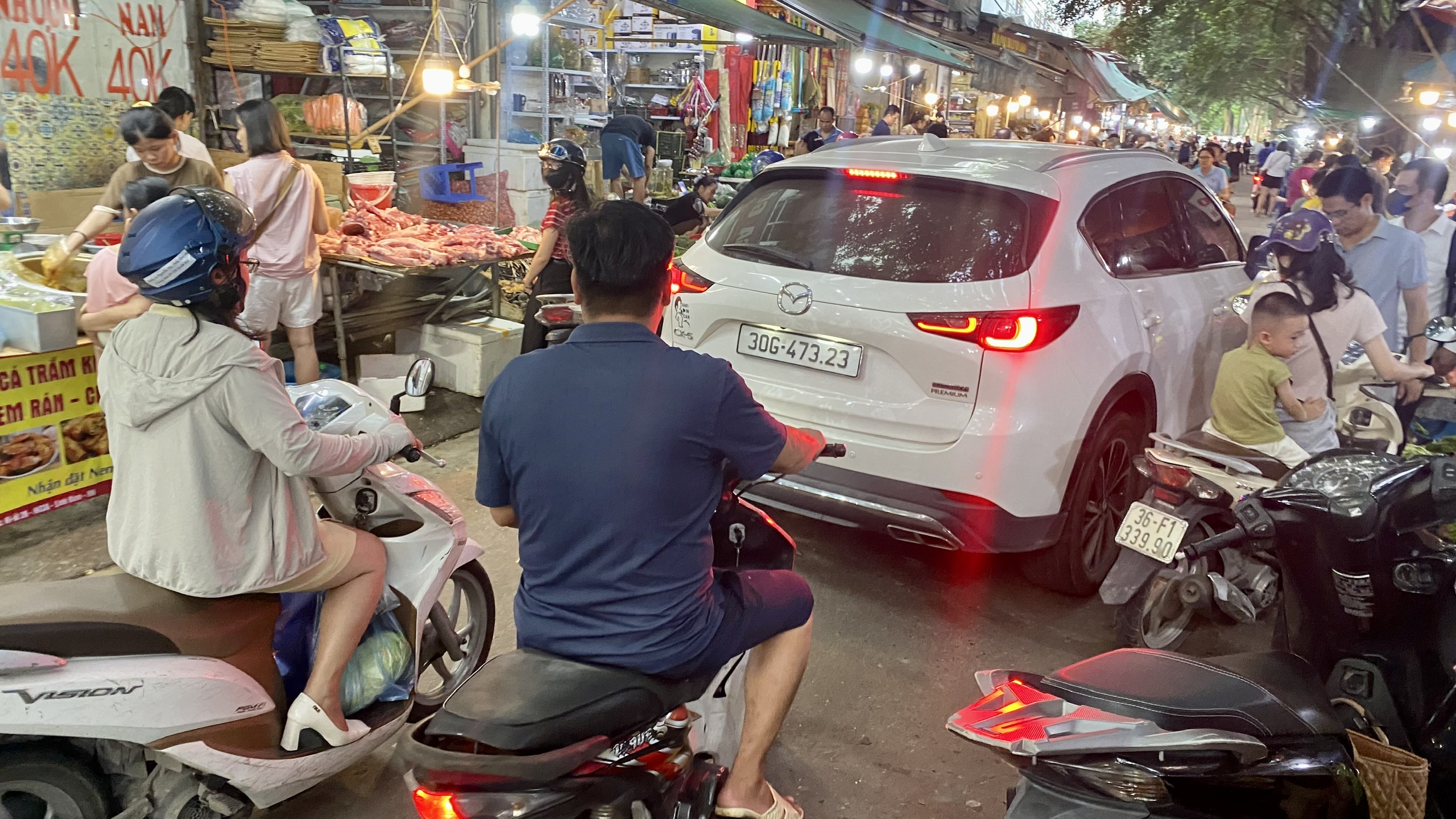 Bao giờ dẹp được chợ cóc, chợ tạm trên địa bàn Hà Nội?- Ảnh 11.