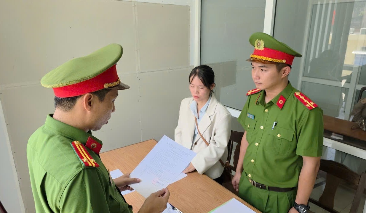 Nhân viên ngân hàng lên mạng đặt làm sổ đỏ giả, lập hồ sơ vay vốn chiếm đoạt 1,7 tỷ đồng- Ảnh 1. Nhân viên ngân hàng lên mạng đặt làm sổ đỏ giả, lập hồ sơ vay vốn chiếm đoạt 1,7 tỷ đồng- Ảnh 1.