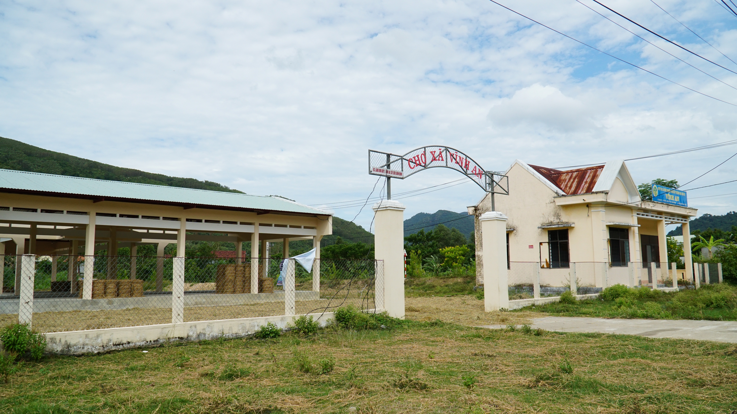 Gia Lai: Chợ tiền tỷ bỏ hoang, người dân tận dụng... phơi rơm rạ- Ảnh 5.