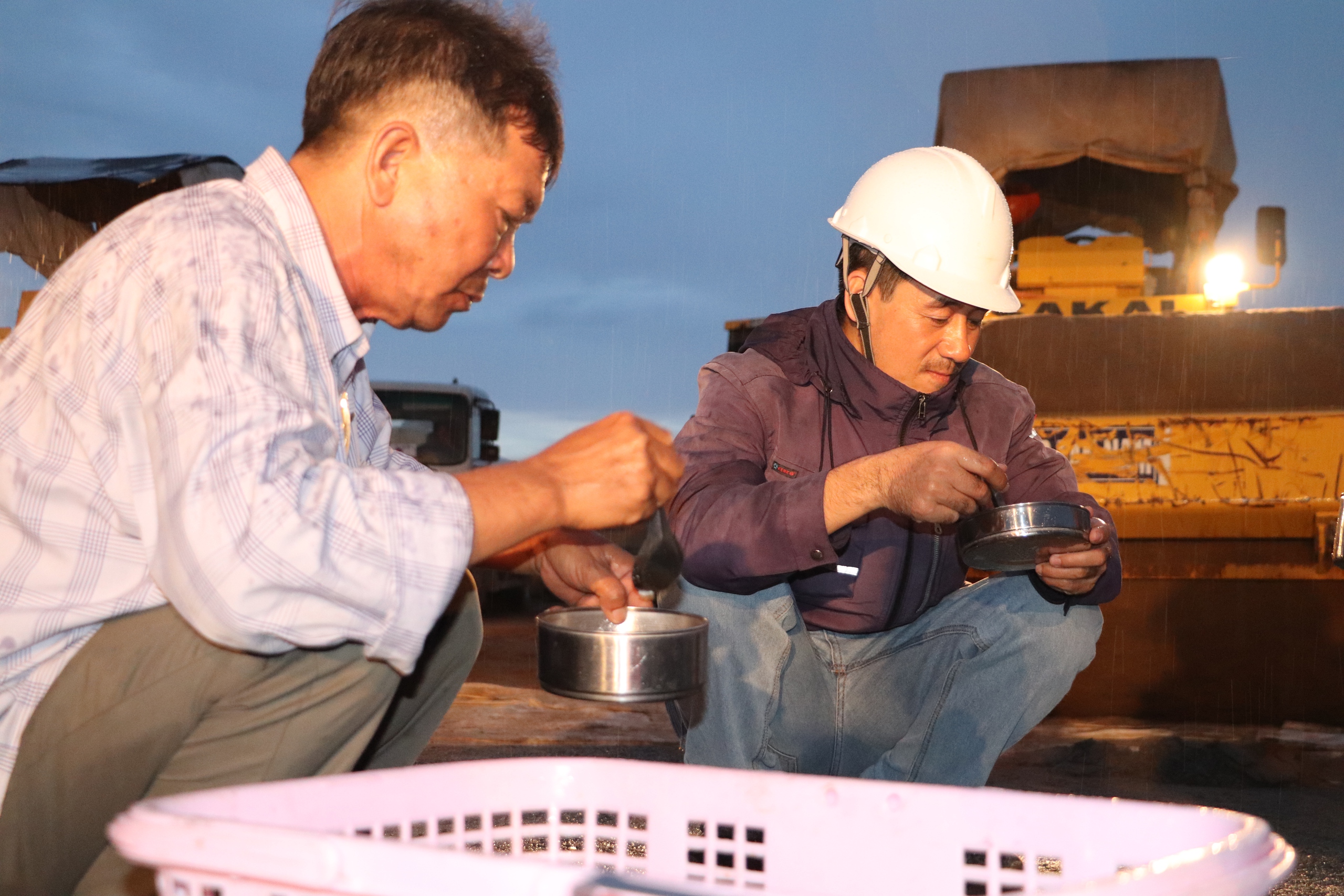Nắng lửa, mưa dầm, công nhân vẫn bám trụ công trường cao tốc miền Tây- Ảnh 5. Nắng lửa, mưa dầm, công nhân vẫn bám trụ công trường cao tốc miền Tây- Ảnh 5.