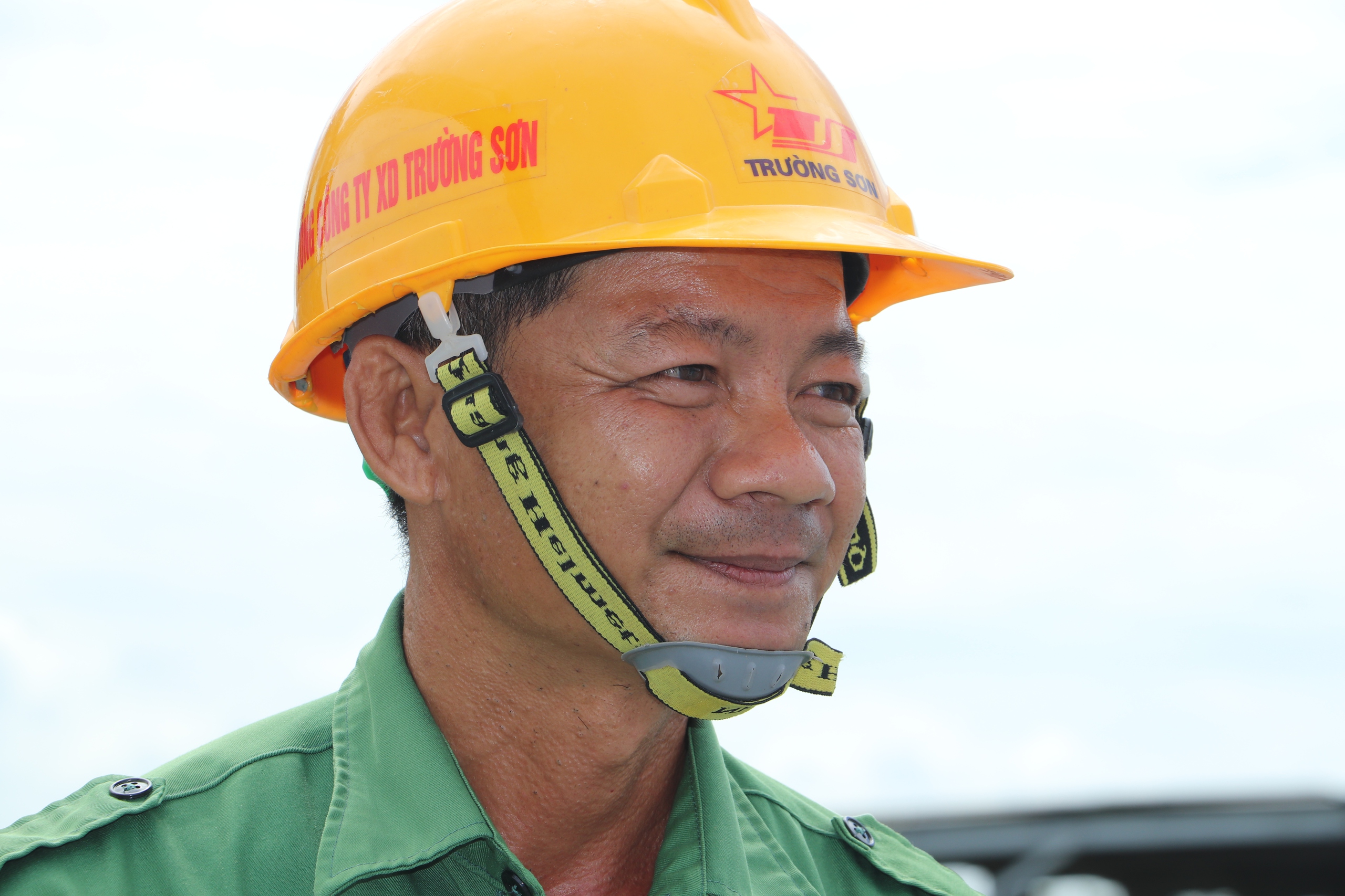 Nắng lửa, mưa dầm, công nhân vẫn bám trụ công trường cao tốc miền Tây- Ảnh 2. Nắng lửa, mưa dầm, công nhân vẫn bám trụ công trường cao tốc miền Tây- Ảnh 2.