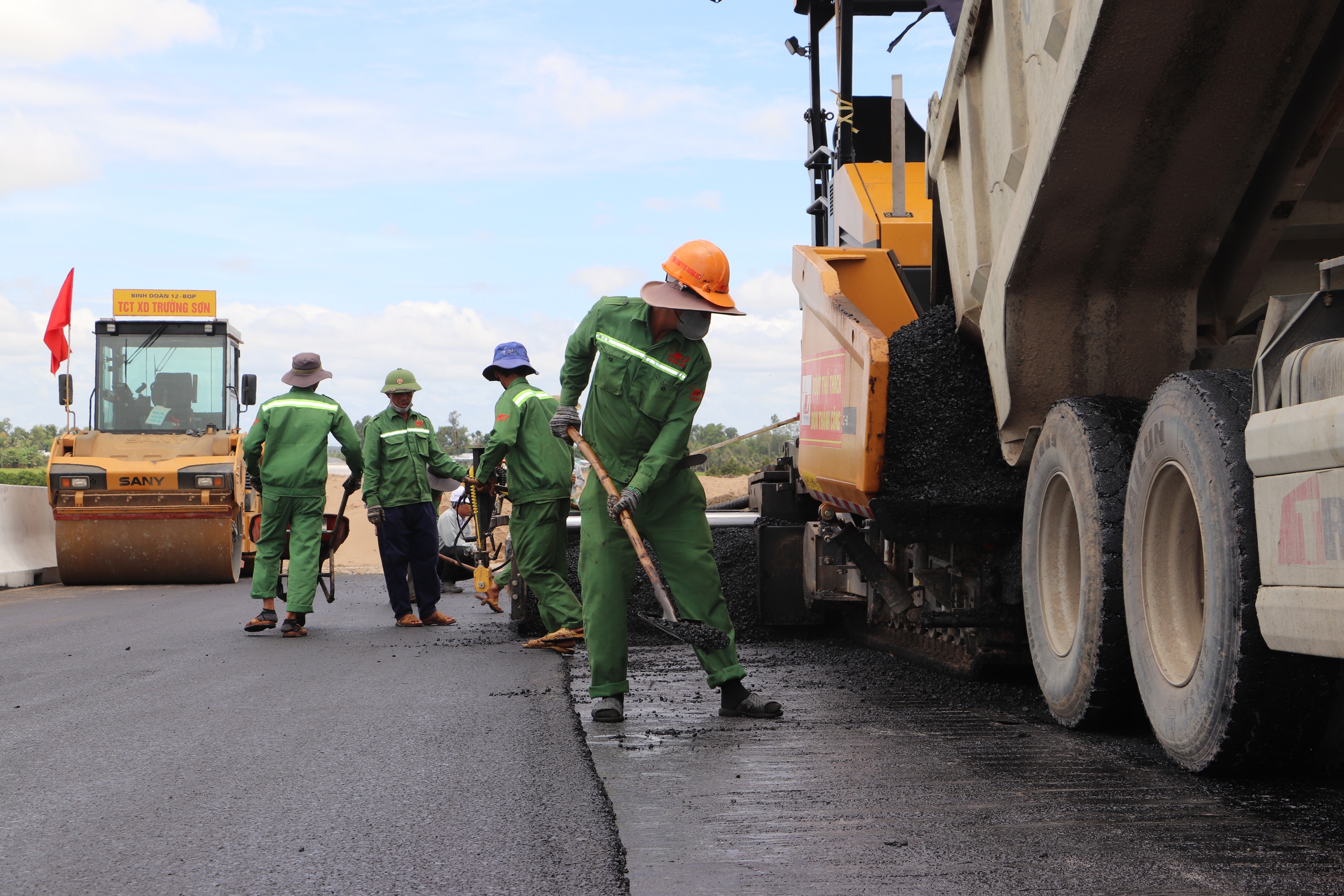 Nắng lửa, mưa dầm, công nhân vẫn bám trụ công trường cao tốc miền Tây- Ảnh 3. Nắng lửa, mưa dầm, công nhân vẫn bám trụ công trường cao tốc miền Tây- Ảnh 3.