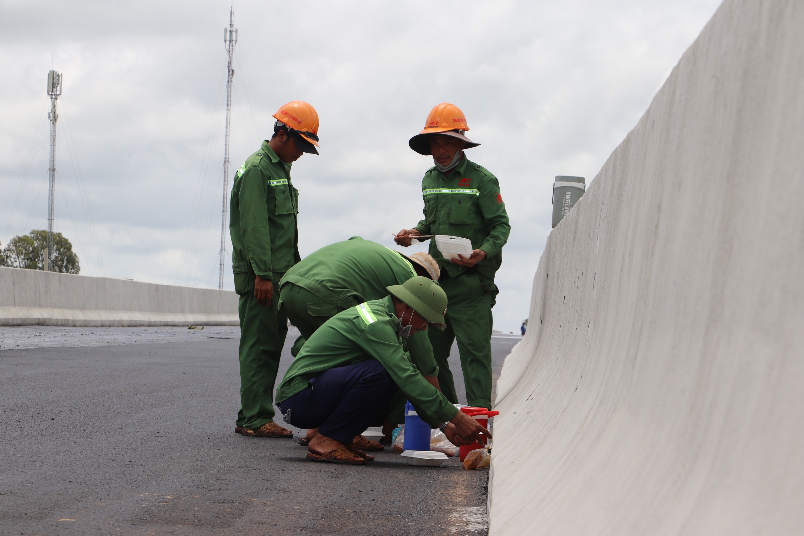 Nắng lửa, mưa dầm, công nhân vẫn bám trụ công trường cao tốc miền Tây- Ảnh 4. Nắng lửa, mưa dầm, công nhân vẫn bám trụ công trường cao tốc miền Tây- Ảnh 4.