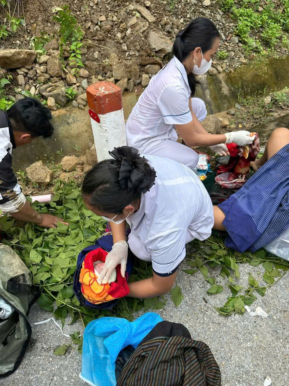 Sạt lở cô lập bản vùng cao, sản phụ "vượt cạn" sinh con trên đường- Ảnh 4.