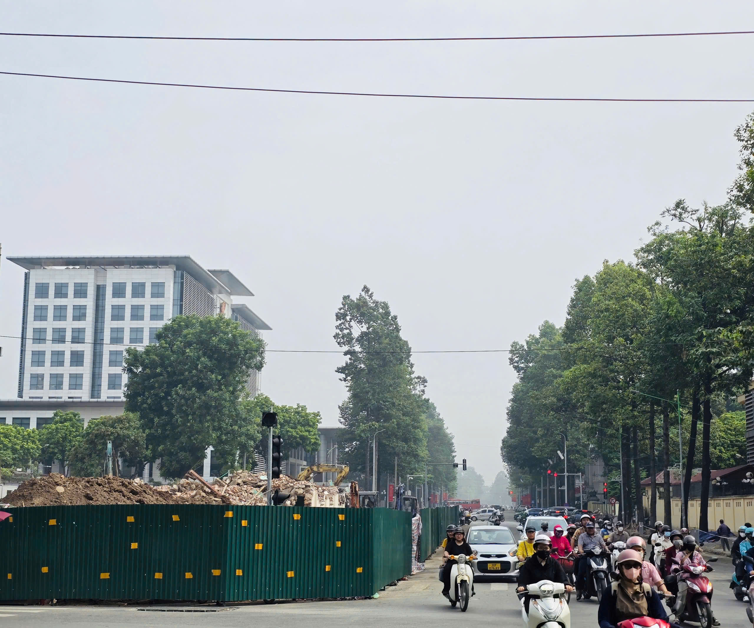 Hà Nội phá dỡ nhà 61 Trần Phú, chạy đua tiến độ mở rộng trục Hùng Vương phục vụ đại lễ 2/9- Ảnh 2.
