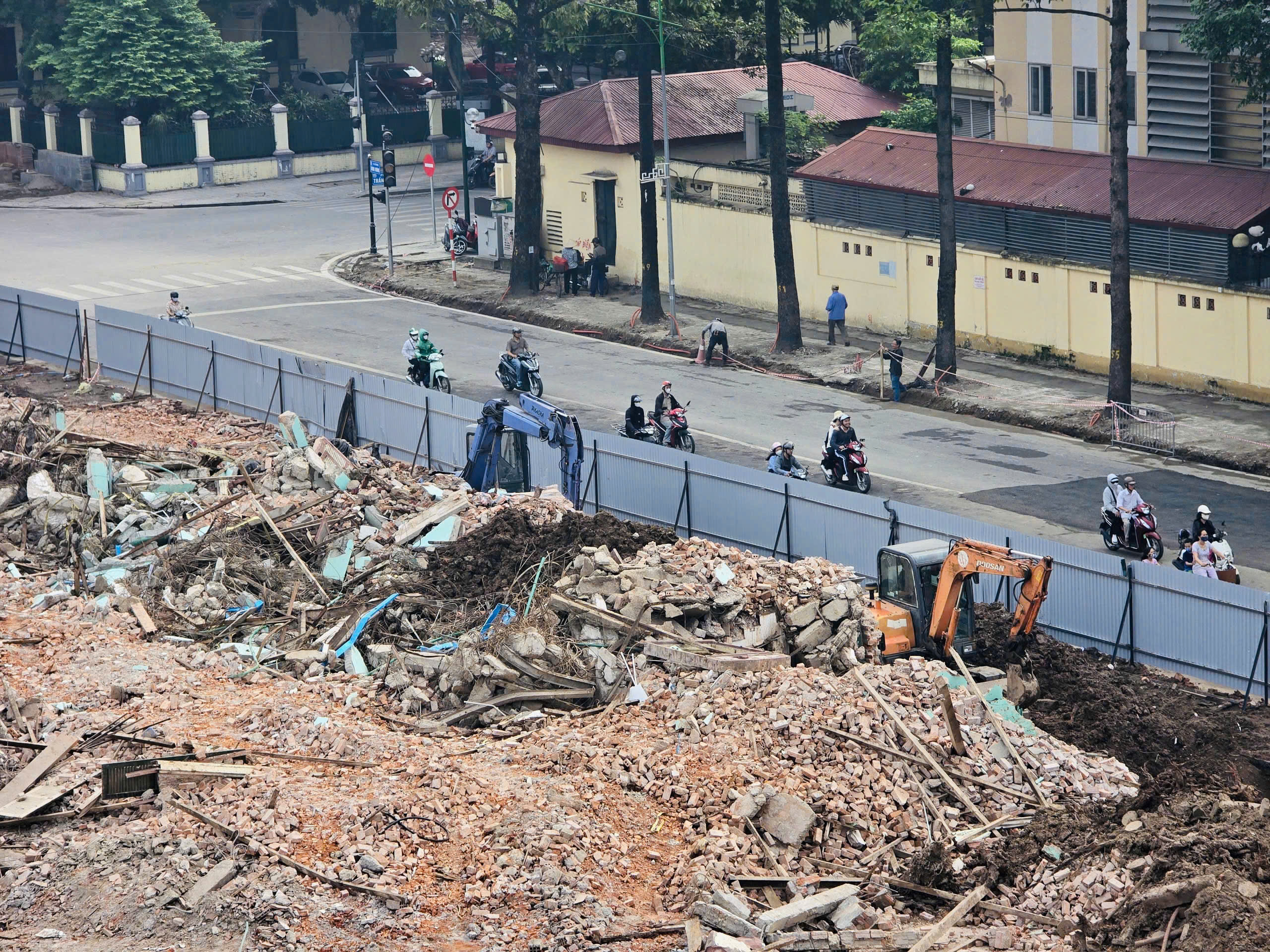 Hà Nội phá dỡ nhà 61 Trần Phú, chạy đua tiến độ mở rộng trục Hùng Vương phục vụ đại lễ 2/9- Ảnh 5.