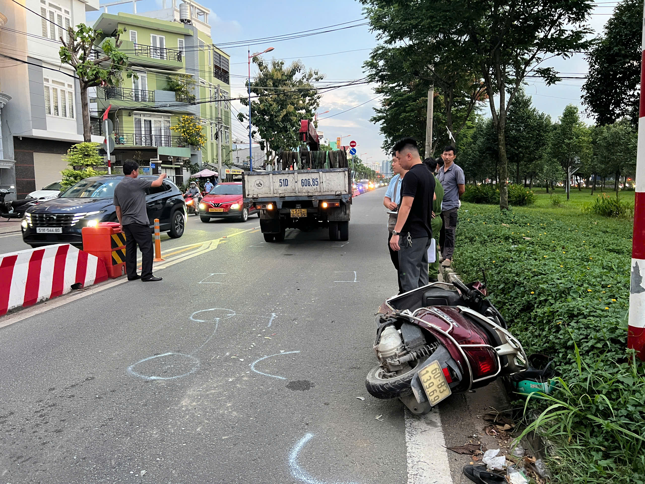 Xe máy tông đuôi xe tải đang lùi, người đàn ông tử vong- Ảnh 1.