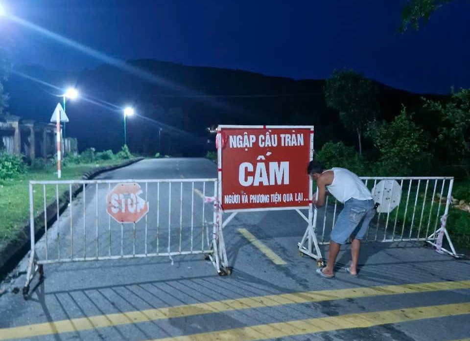 Quảng Ngãi: Nước sông dâng ngập cầu tràn, một người dân mất tích- Ảnh 3. Quảng Ngãi: Nước sông dâng ngập cầu tràn, một người dân mất tích- Ảnh 3.