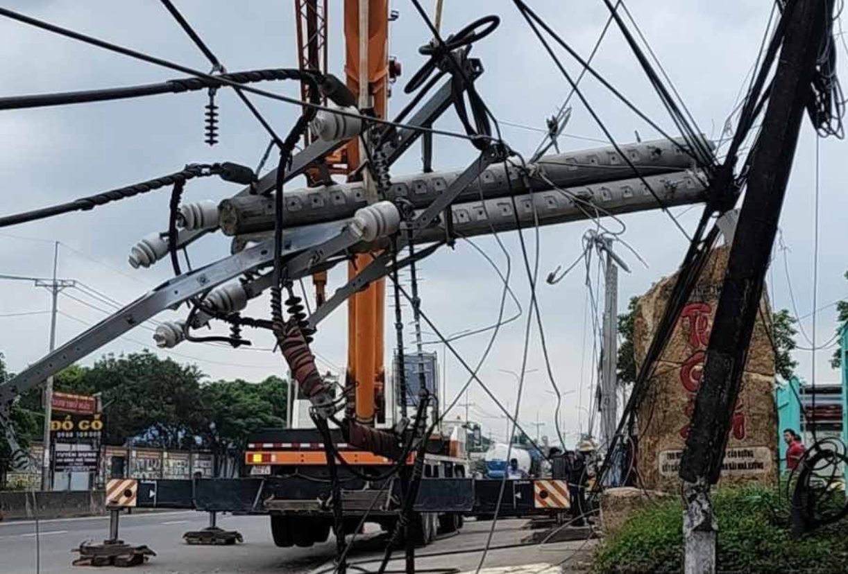 Cần cẩu sập đè gãy 4 trụ điện trung thế, hơn 2.400 hộ dân mất điện- Ảnh 2. Cần cẩu sập đè gãy 4 trụ điện trung thế, hơn 2.400 hộ dân mất điện- Ảnh 2.