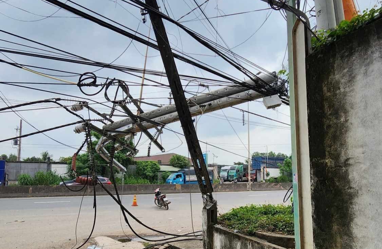 Cần cẩu sập đè gãy 4 trụ điện trung thế, hơn 2.400 hộ dân mất điện- Ảnh 3. Cần cẩu sập đè gãy 4 trụ điện trung thế, hơn 2.400 hộ dân mất điện- Ảnh 3.