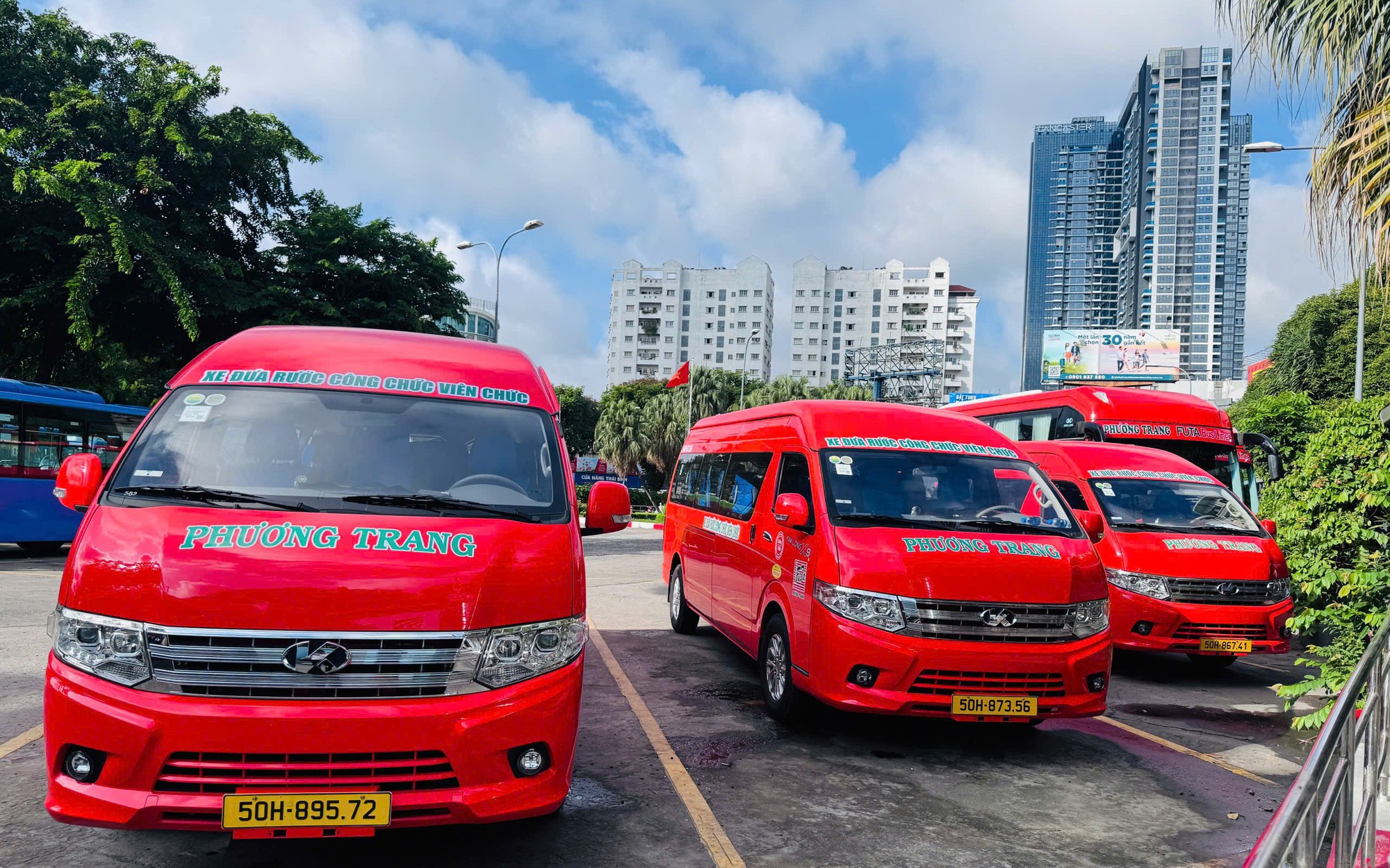 Xe đưa đón cán bộ, công chức về TP.HCM làm việc đã không còn vắng khách