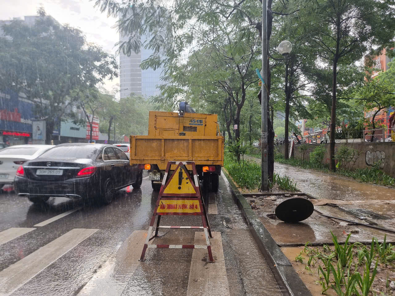 Hà Nội mưa lớn, nguy cơ ngập úng tại nhiều điểm- Ảnh 1. Hà Nội mưa lớn, nguy cơ ngập úng tại nhiều điểm- Ảnh 1.