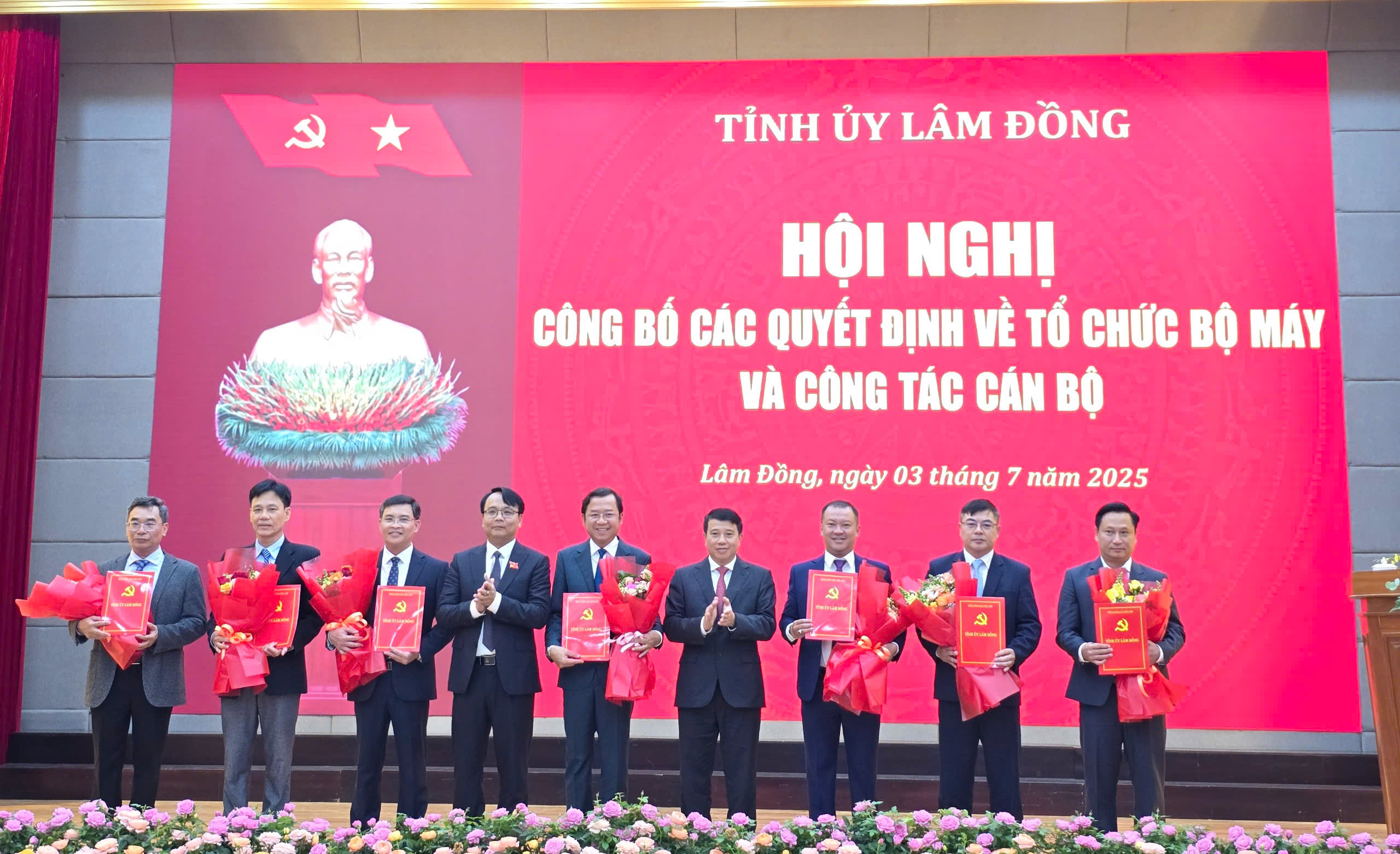 Công bố danh sách cán bộ chủ chốt Tỉnh ủy, UBND tỉnh Lâm Đồng- Ảnh 1. Công bố danh sách cán bộ chủ chốt Tỉnh ủy, UBND tỉnh Lâm Đồng- Ảnh 1.