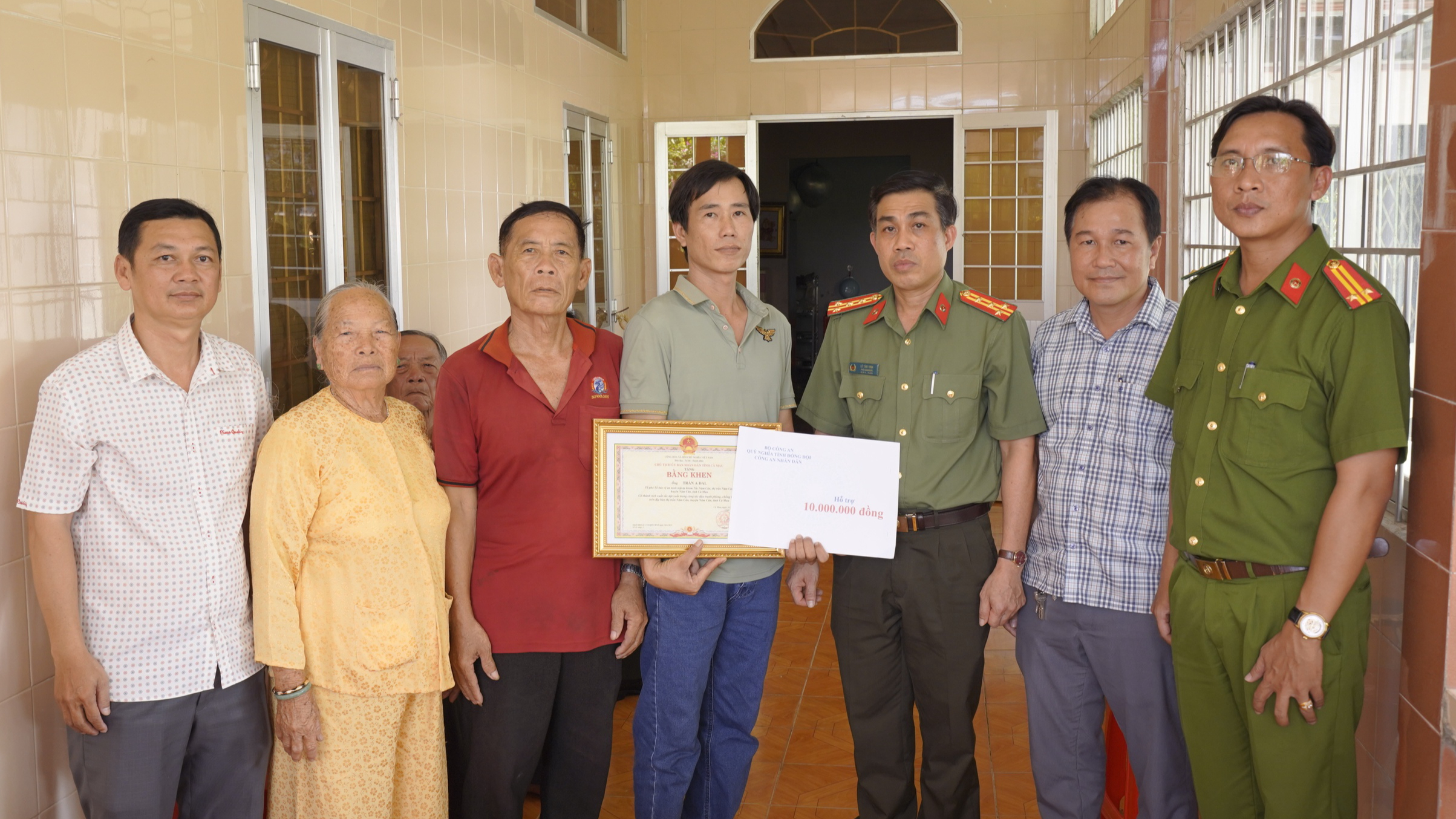 Cà Mau: Tặng bằng khen cho Tổ phó tổ an ninh bị thương khi làm nhiệm vụ- Ảnh 1. Cà Mau: Tặng bằng khen cho Tổ phó tổ an ninh bị thương khi làm nhiệm vụ- Ảnh 1.
