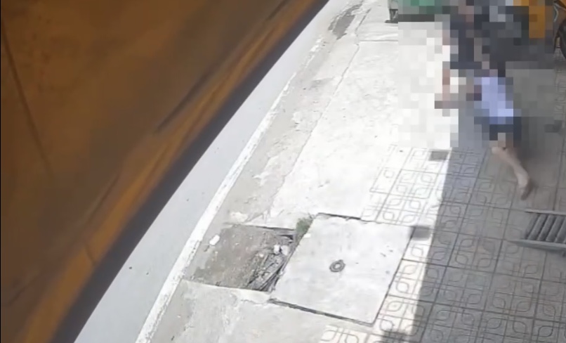 Giả mua vàng rồi cướp nhẫn, kéo ngã nữ nhân viên tiệm vàng- Ảnh 1. Giả mua vàng rồi cướp nhẫn, kéo ngã nữ nhân viên tiệm vàng- Ảnh 1.