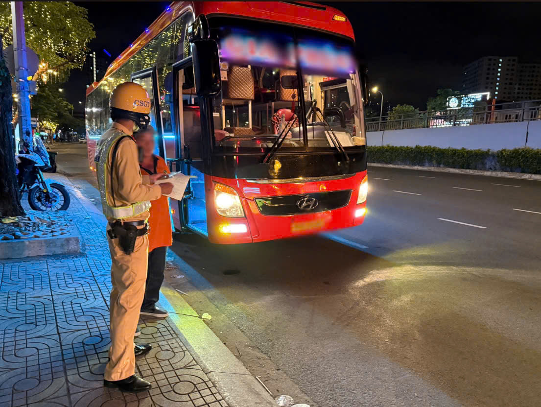 TP.HCM: Hơn 1.000 trường hợp vi phạm trong ba ngày đầu cao điểm tổng kiểm soát- Ảnh 2. TP.HCM: Hơn 1.000 trường hợp vi phạm trong ba ngày đầu cao điểm tổng kiểm soát- Ảnh 2.