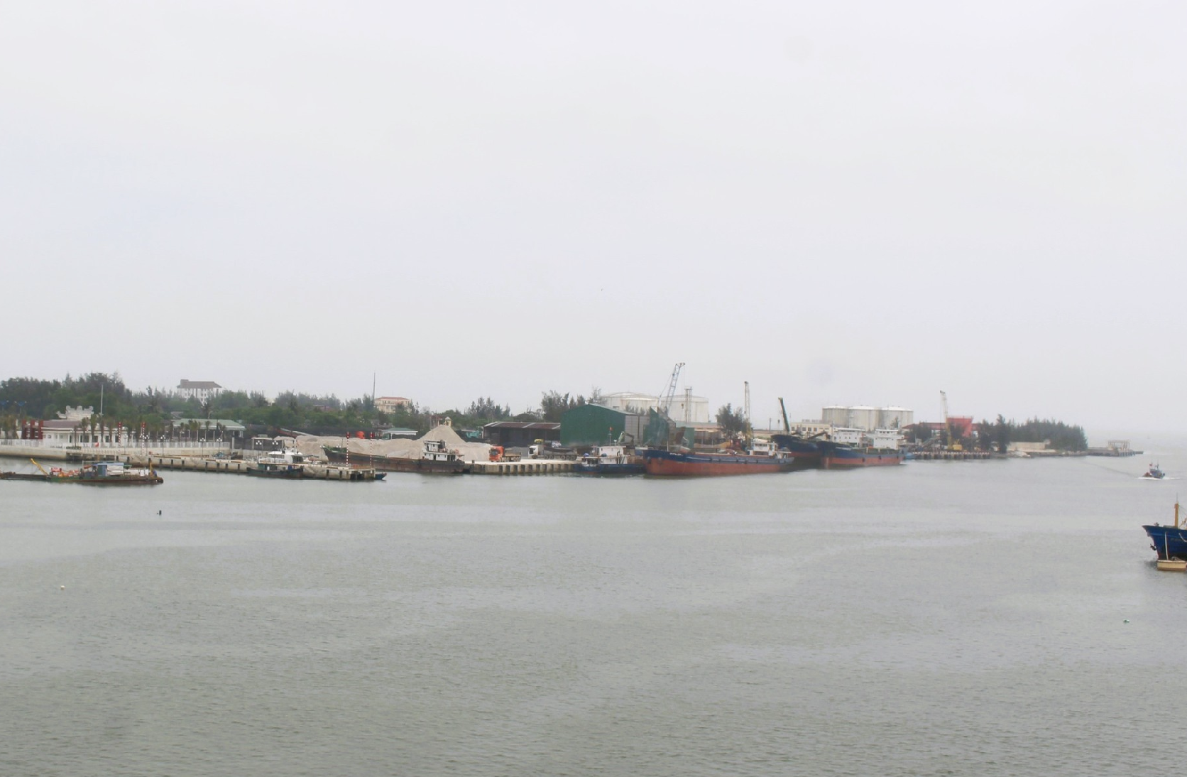 Hoàn thành sửa chữa đê kè chắn cát trên luồng hàng hải Cửa Việt trong tháng 8- Ảnh 1. Hoàn thành sửa chữa đê kè chắn cát trên luồng hàng hải Cửa Việt trong tháng 8- Ảnh 1.