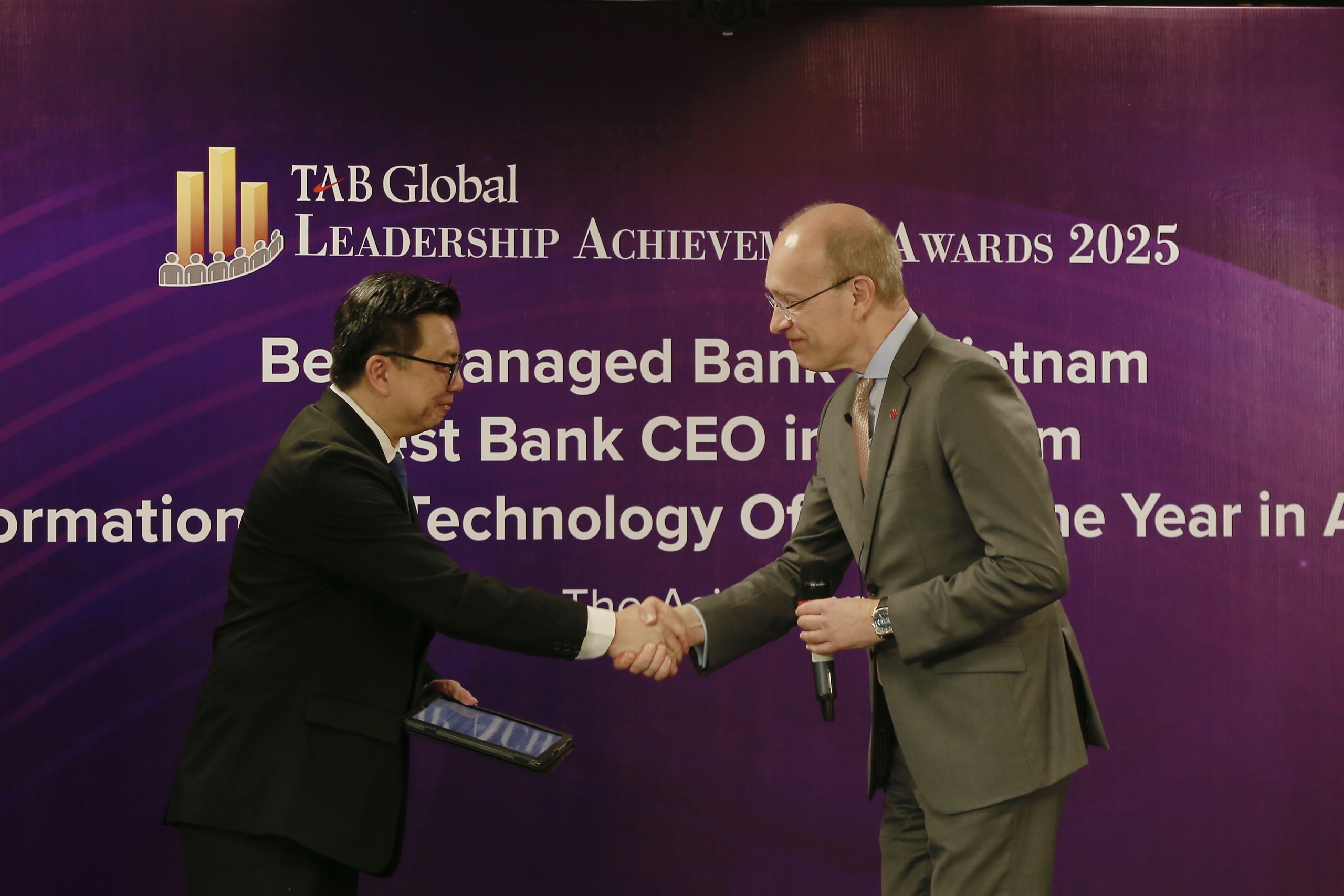 Techcombank được vinh danh 3 giải thưởng xuất sắc từ Asian Banker- Ảnh 3. Techcombank được vinh danh 3 giải thưởng xuất sắc từ Asian Banker- Ảnh 3.