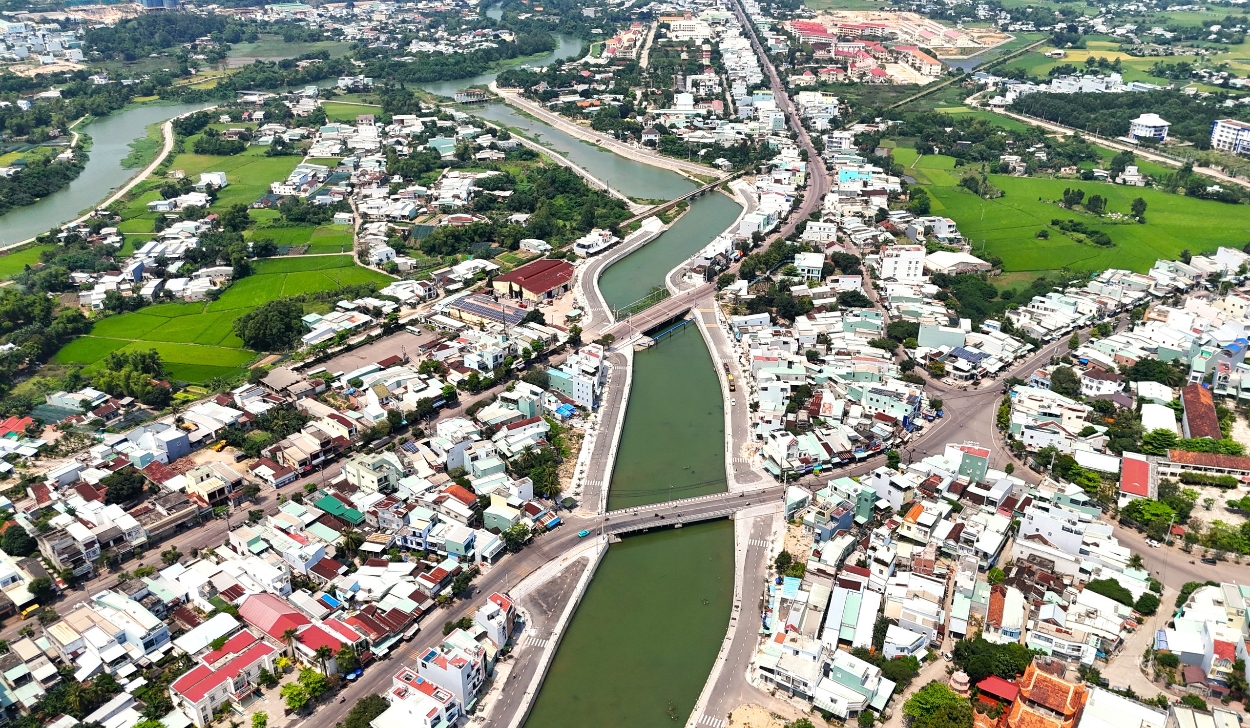 Gia Lai: Công trình tiêu thoát lũ vừa khánh thành đã lộ nhiều vết nứt- Ảnh 11. Gia Lai: Công trình tiêu thoát lũ vừa khánh thành đã lộ nhiều vết nứt- Ảnh 11.