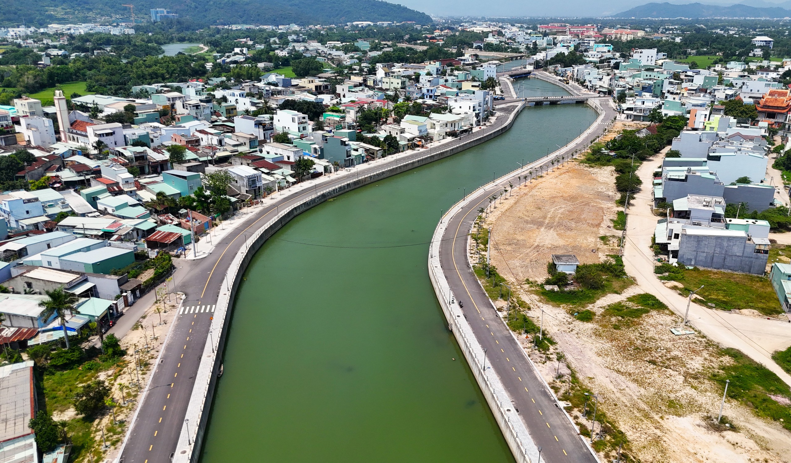 Gia Lai: Công trình tiêu thoát lũ vừa khánh thành đã lộ nhiều vết nứt- Ảnh 1. Gia Lai: Công trình tiêu thoát lũ vừa khánh thành đã lộ nhiều vết nứt- Ảnh 1.