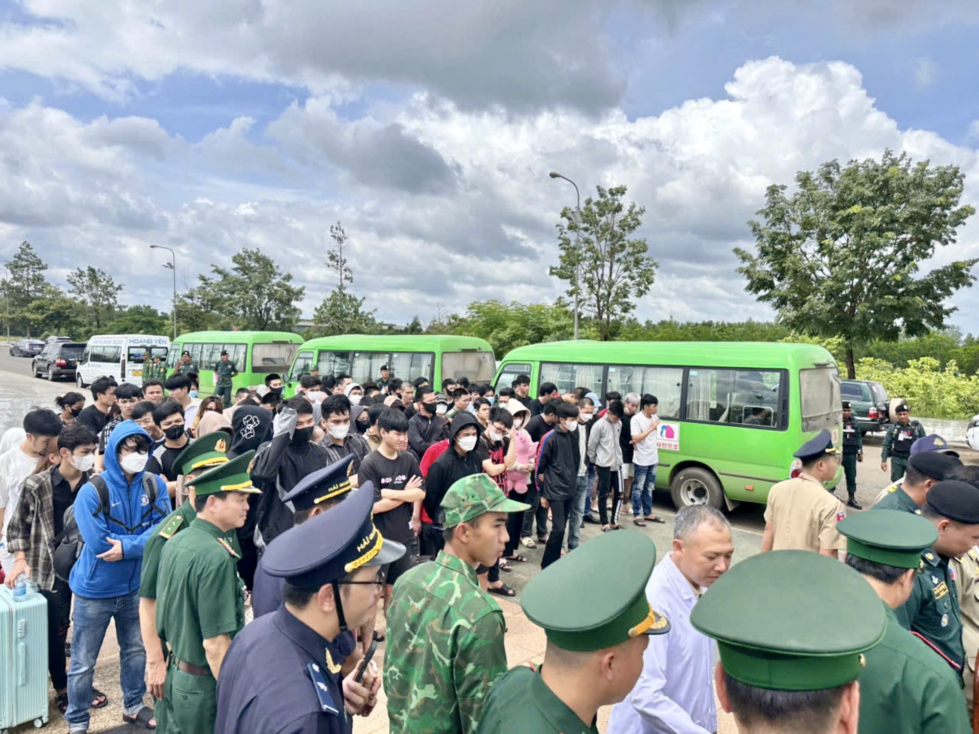 Đưa về nước 85 người Việt Nam bị lôi kéo sang Campuchia làm “việc nhẹ lương cao”- Ảnh 1.