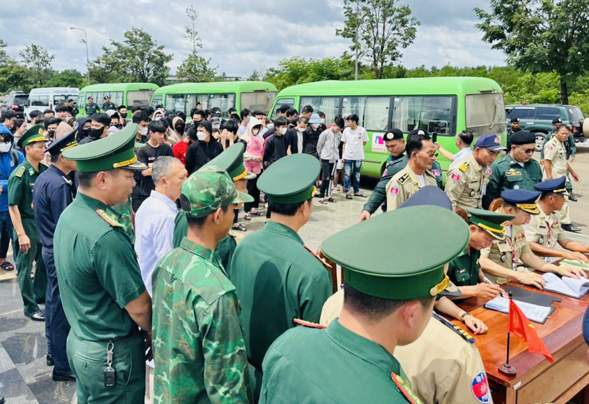 Đưa về nước 85 người Việt Nam bị lôi kéo sang Campuchia làm “việc nhẹ lương cao”- Ảnh 2.