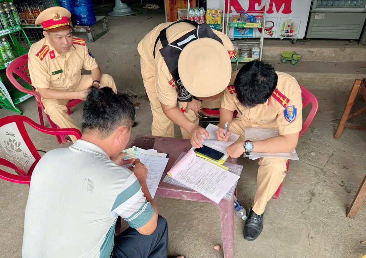 CSGT kiểm tra xử phạt 5 bến đò, tạm giữ 5 giấy chứng nhận chuyên môn của 5 thuyền trưởng- Ảnh 4. CSGT kiểm tra xử phạt 5 bến đò, tạm giữ 5 giấy chứng nhận chuyên môn của 5 thuyền trưởng- Ảnh 4.