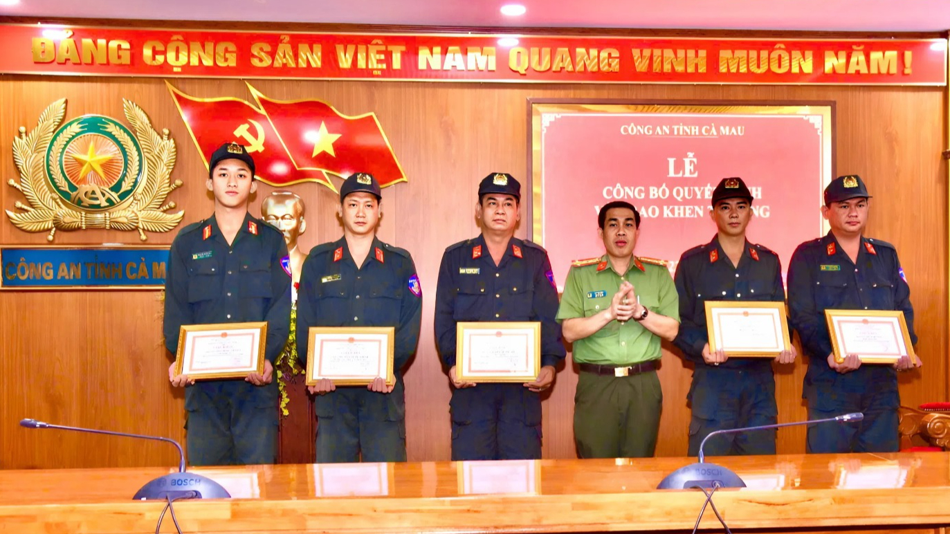 Cà Mau: Tặng bằng khen cho Tổ phó tổ an ninh bị thương khi làm nhiệm vụ- Ảnh 2. Cà Mau: Tặng bằng khen cho Tổ phó tổ an ninh bị thương khi làm nhiệm vụ- Ảnh 2.