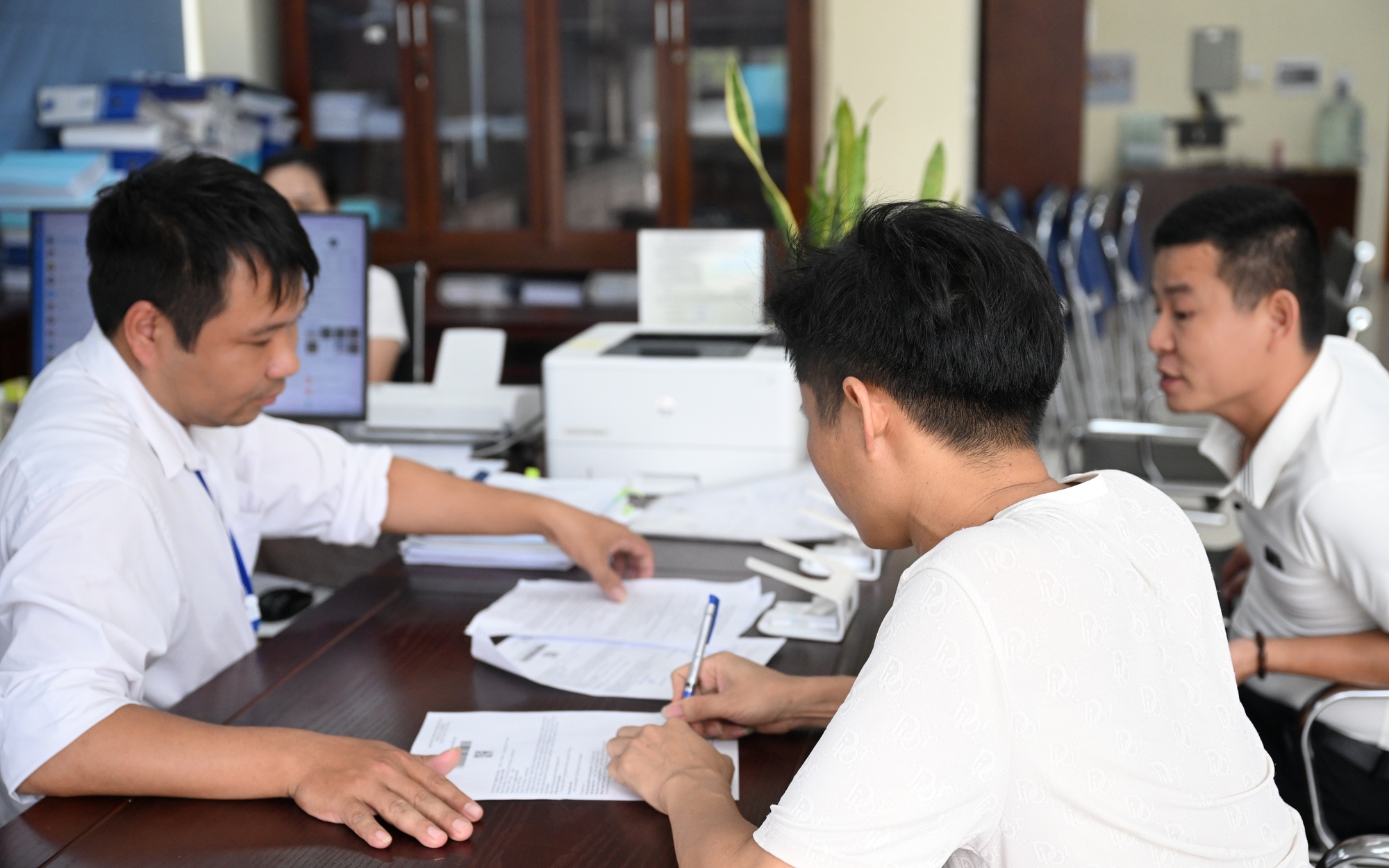 Giải bài toán dôi dư cấp phó sau sáp nhập thế nào?