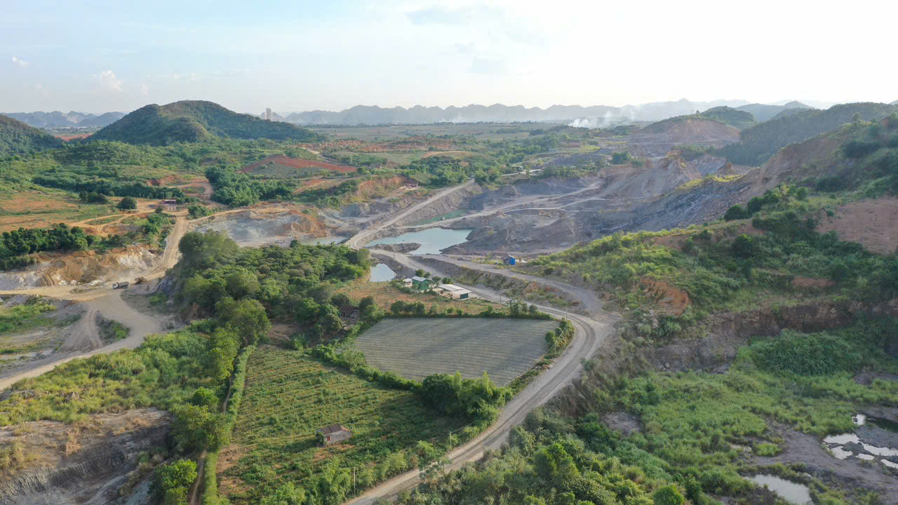 Ninh Bình xin cơ chế đặc thù cấp mỏ để "giải cứu" tiến độ loạt dự án giao thông trọng điểm- Ảnh 1. Ninh Bình xin cơ chế đặc thù cấp mỏ để "giải cứu" tiến độ loạt dự án giao thông trọng điểm- Ảnh 1.