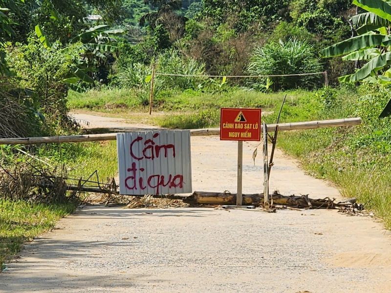 Thanh Hóa: Sa Ná lại sạt lở sau bão số 3, nỗi ám ảnh ùa về trong từng cơn mưa- Ảnh 2. Thanh Hóa: Sa Ná lại sạt lở sau bão số 3, nỗi ám ảnh ùa về trong từng cơn mưa- Ảnh 2.