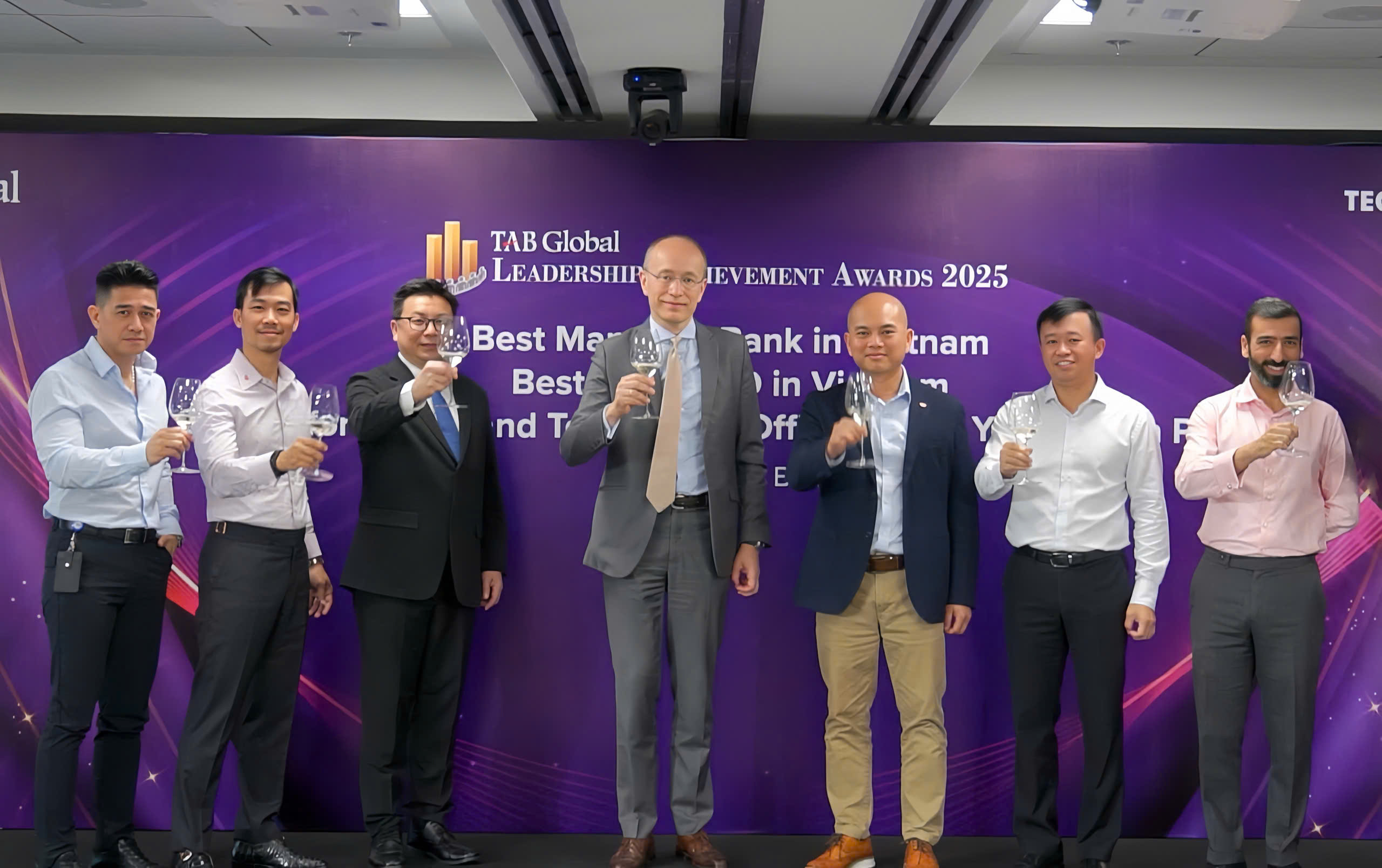 Techcombank được vinh danh 3 giải thưởng xuất sắc từ Asian Banker- Ảnh 1. Techcombank được vinh danh 3 giải thưởng xuất sắc từ Asian Banker- Ảnh 1.