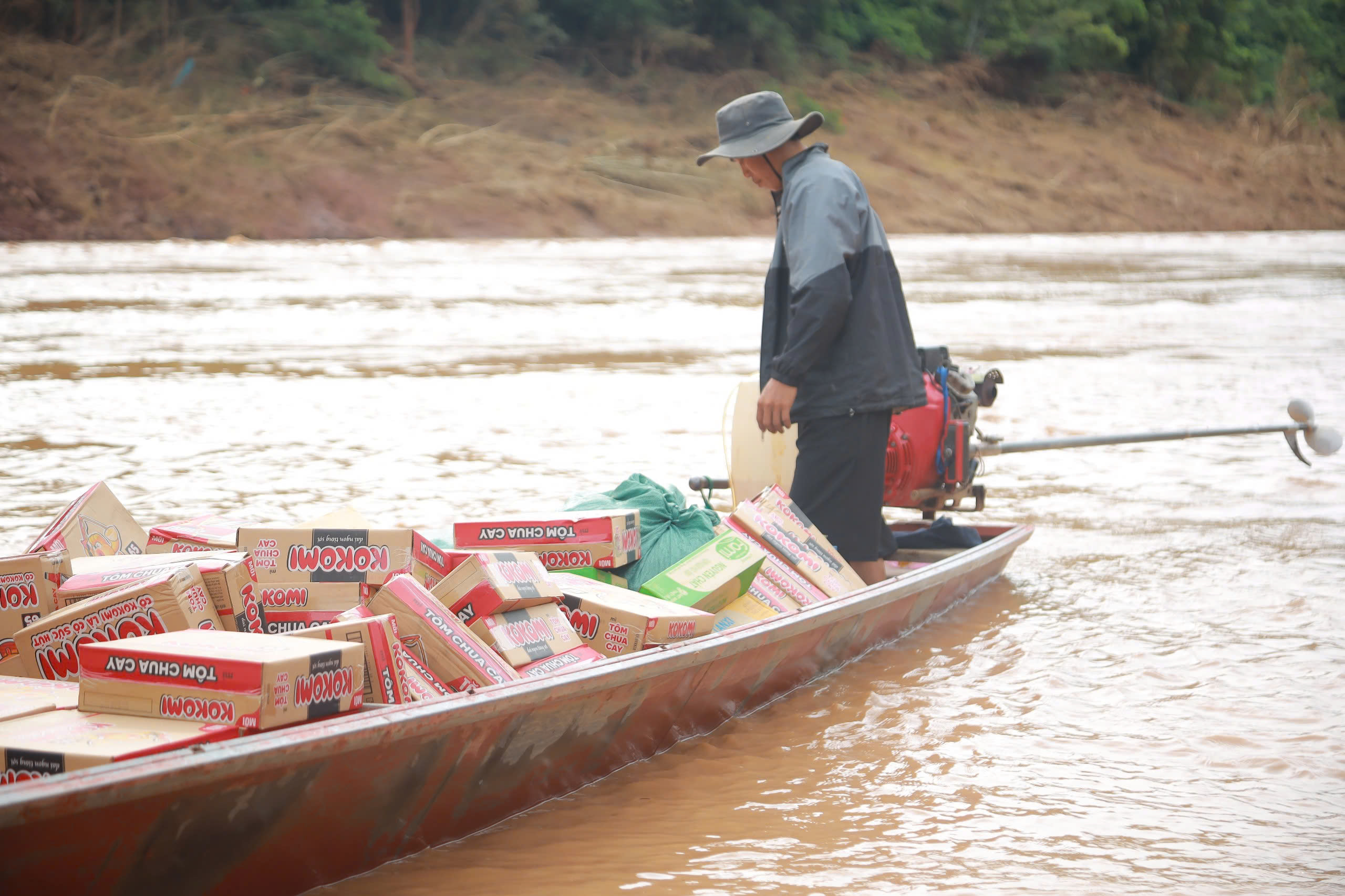 Vượt sông, băng rừng đưa nhu yếu phẩm đến với đồng bào bị cô lập ở xã Nhôn Mai- Ảnh 7. Vượt sông, băng rừng đưa nhu yếu phẩm đến với đồng bào bị cô lập ở xã Nhôn Mai- Ảnh 7.