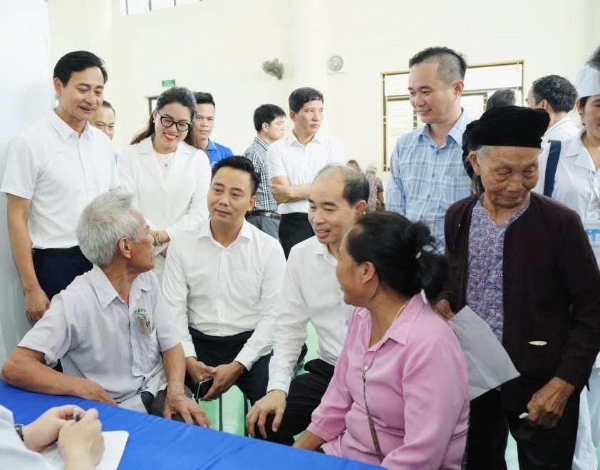 Hà Nội: Phục vụ đồ ăn nhẹ miễn phí, ứng dụng robot lễ tân tại điểm phục vụ hành chính công- Ảnh 1. Hà Nội: Phục vụ đồ ăn nhẹ miễn phí, ứng dụng robot lễ tân tại điểm phục vụ hành chính công- Ảnh 1.