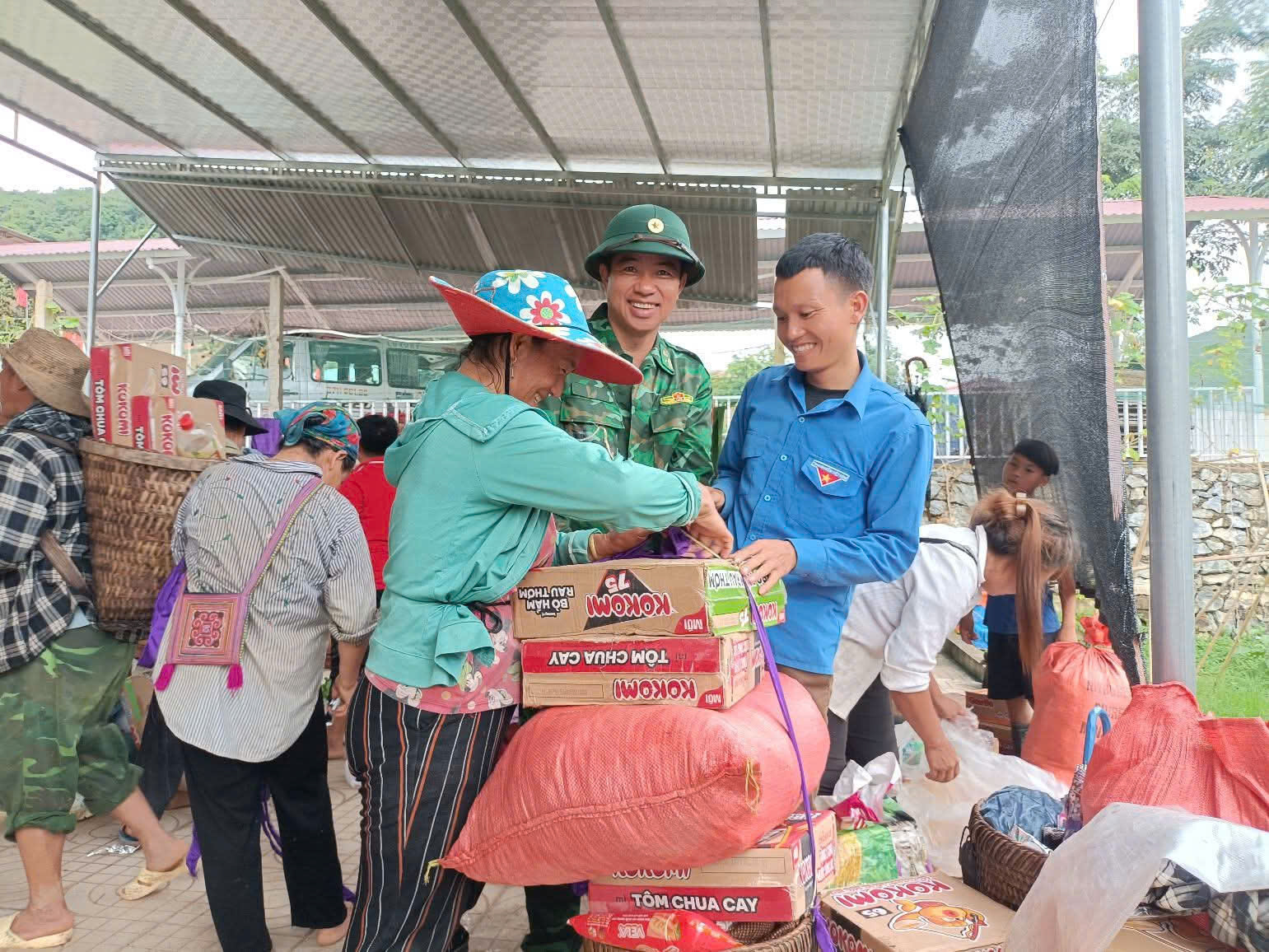 Vượt sông, băng rừng đưa nhu yếu phẩm đến với đồng bào bị cô lập ở xã Nhôn Mai- Ảnh 11. Vượt sông, băng rừng đưa nhu yếu phẩm đến với đồng bào bị cô lập ở xã Nhôn Mai- Ảnh 11.
