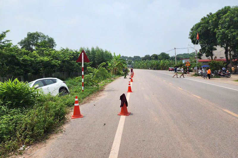 Hiện trường vụ ô tô mất lái tông tử vong cụ bà đang làm ruộng ở Bắc Ninh. Hiện trường vụ ô tô mất lái tông tử vong cụ bà đang làm ruộng ở Bắc Ninh.