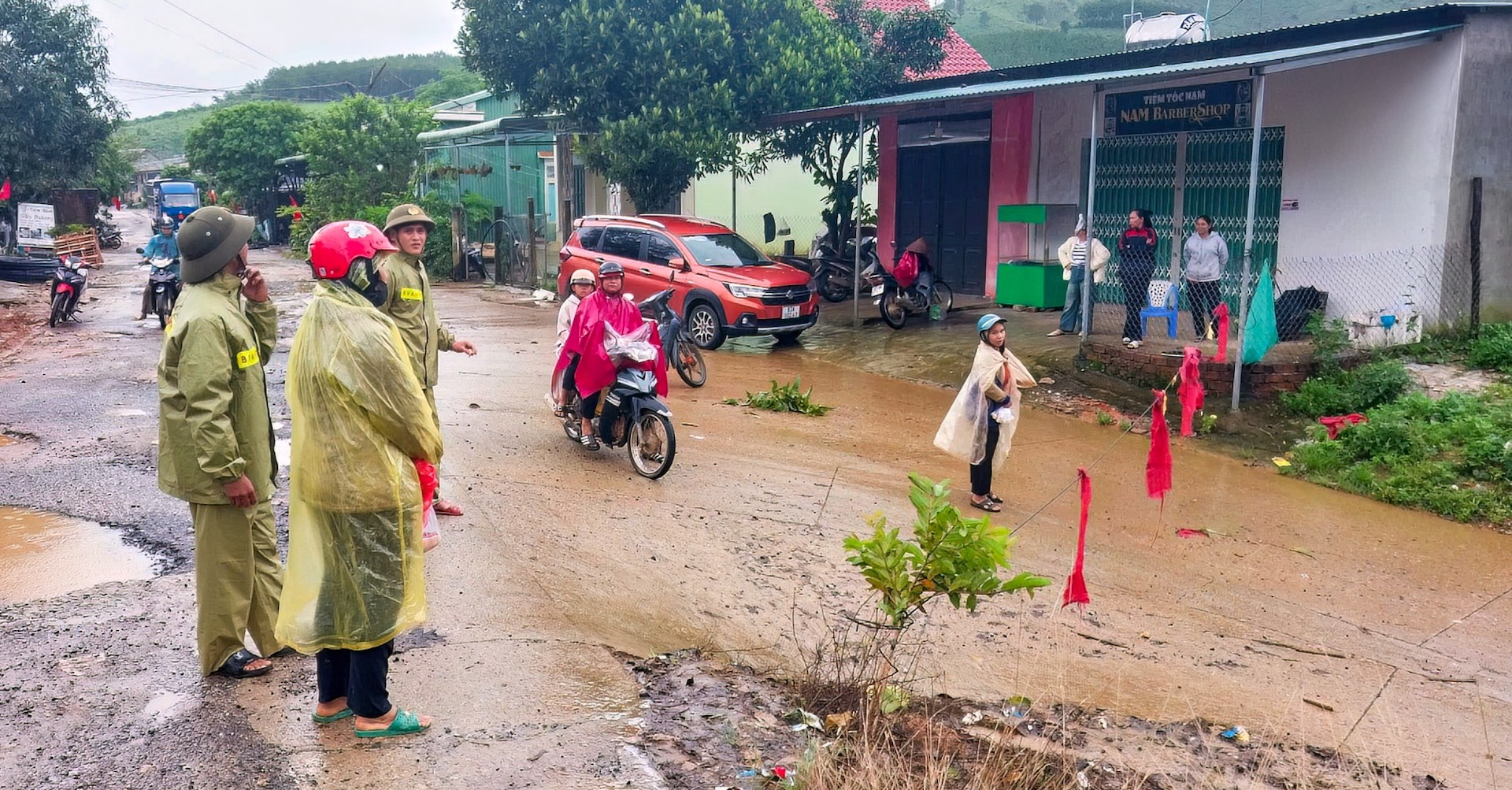 Xã biên giới ở Quảng Ngãi thường xuyên bị chia cắt do mưa lũ: Mong cây cầu vượt suối- Ảnh 2. Xã biên giới ở Quảng Ngãi thường xuyên bị chia cắt do mưa lũ: Mong cây cầu vượt suối- Ảnh 2.