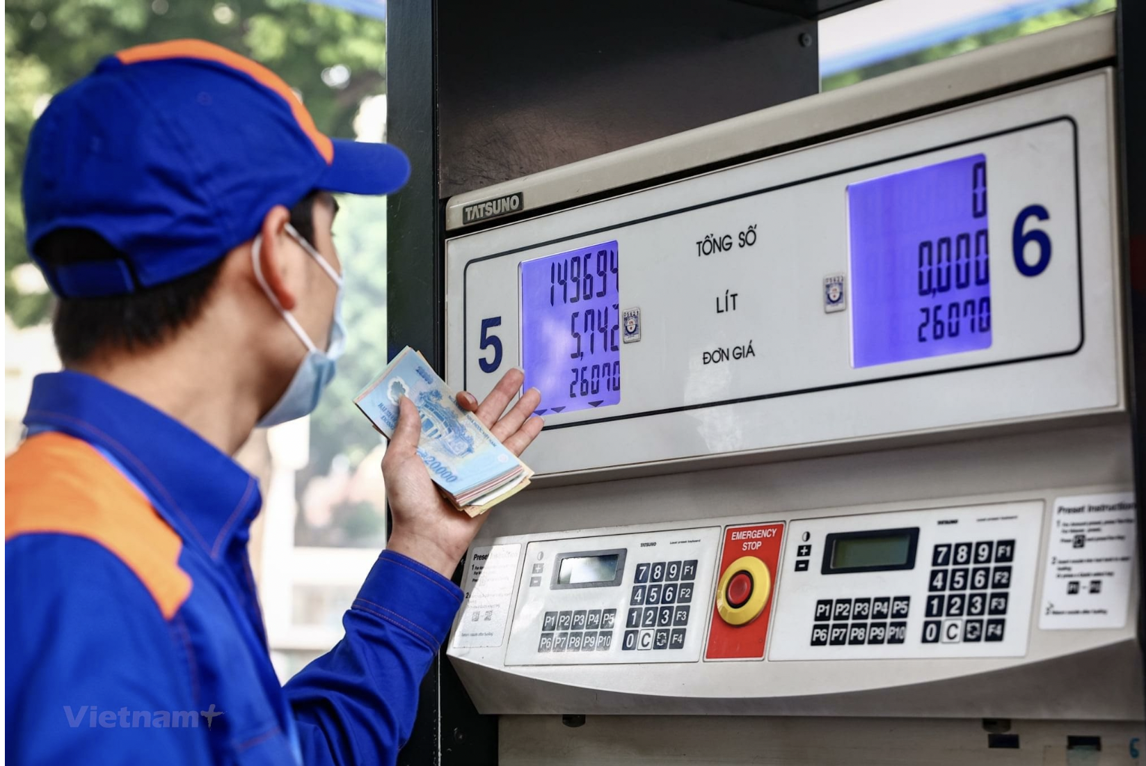 Giá xăng đảo chiều tăng, bất ngờ giá bán E10- Ảnh 1. Giá xăng đảo chiều tăng, bất ngờ giá bán E10- Ảnh 1.