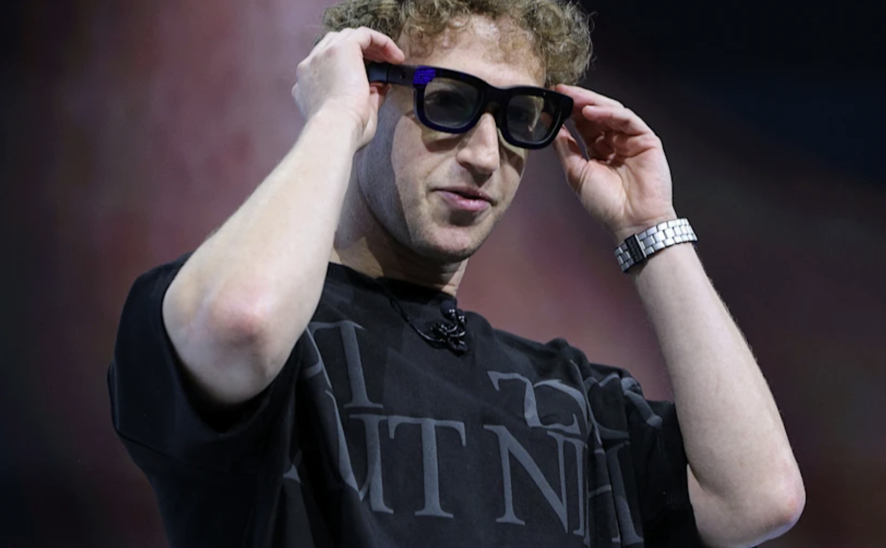 Meta tăng tốc với kính thông minh AI Ray-Ban, hướng tới kỷ nguyên siêu trí tuệ- Ảnh 1. Meta tăng tốc với kính thông minh AI Ray-Ban, hướng tới kỷ nguyên siêu trí tuệ- Ảnh 1.