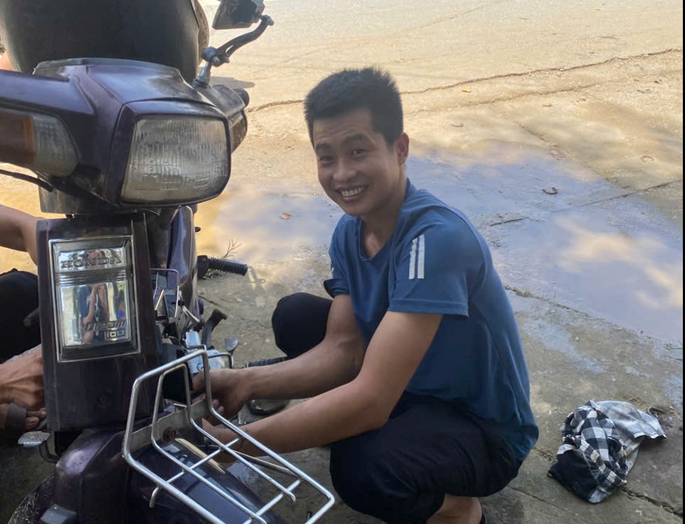 Những người thợ thầm lặng phục hồi xe máy, đồ điện miễn phí cho người dân vùng lũ- Ảnh 18. Những người thợ thầm lặng phục hồi xe máy, đồ điện miễn phí cho người dân vùng lũ- Ảnh 18.