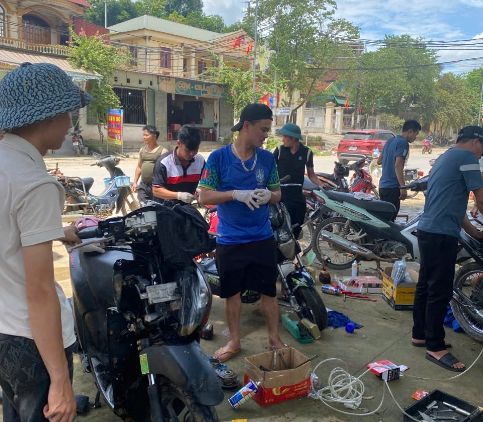 Những người thợ thầm lặng phục hồi xe máy, đồ điện miễn phí cho người dân vùng lũ- Ảnh 4. Những người thợ thầm lặng phục hồi xe máy, đồ điện miễn phí cho người dân vùng lũ- Ảnh 4.