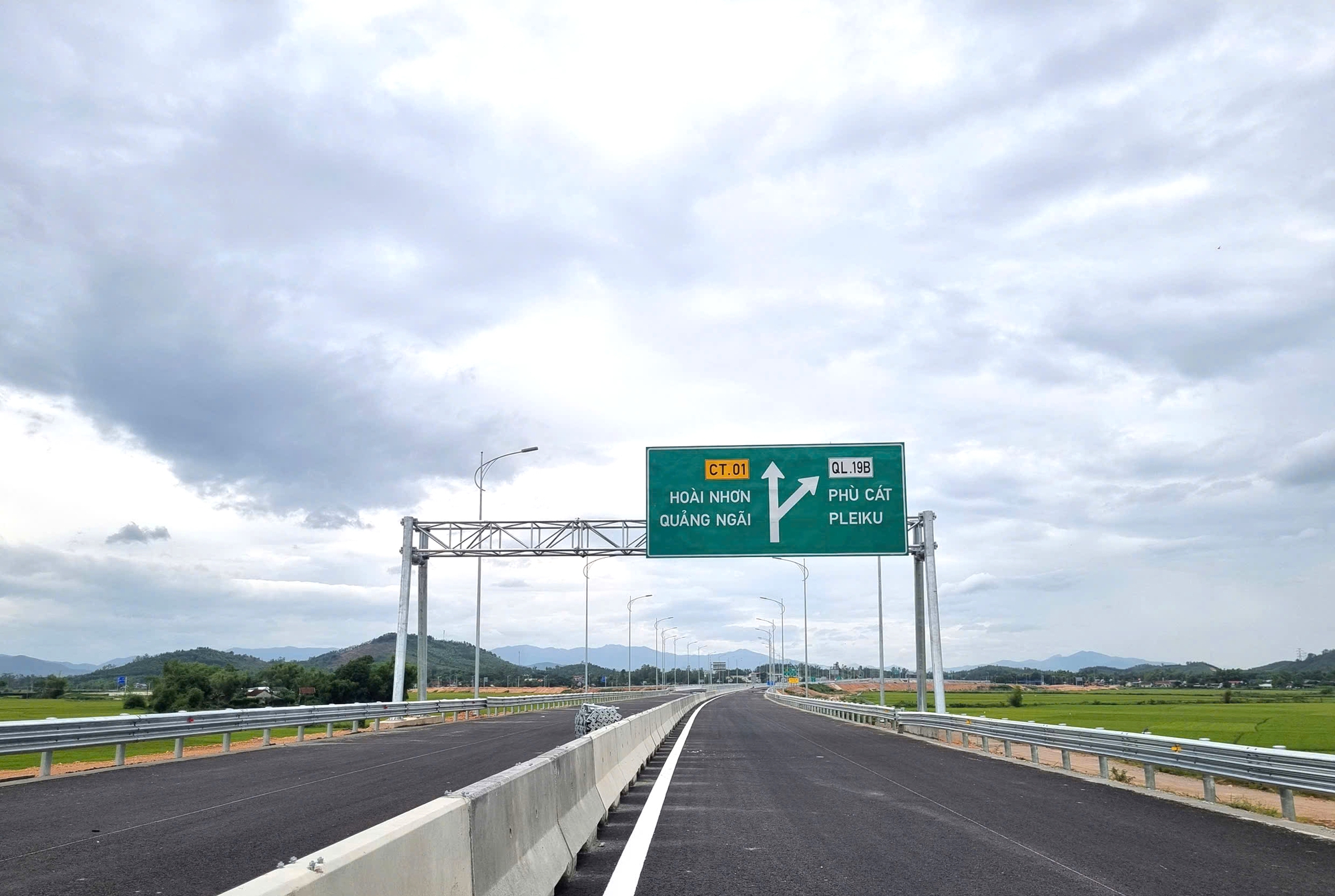 Cao tốc Hoài Nhơn - Quy Nhơn: “Chạy nước rút” để kịp ngày về đích- Ảnh 2. Cao tốc Hoài Nhơn - Quy Nhơn: “Chạy nước rút” để kịp ngày về đích- Ảnh 2.