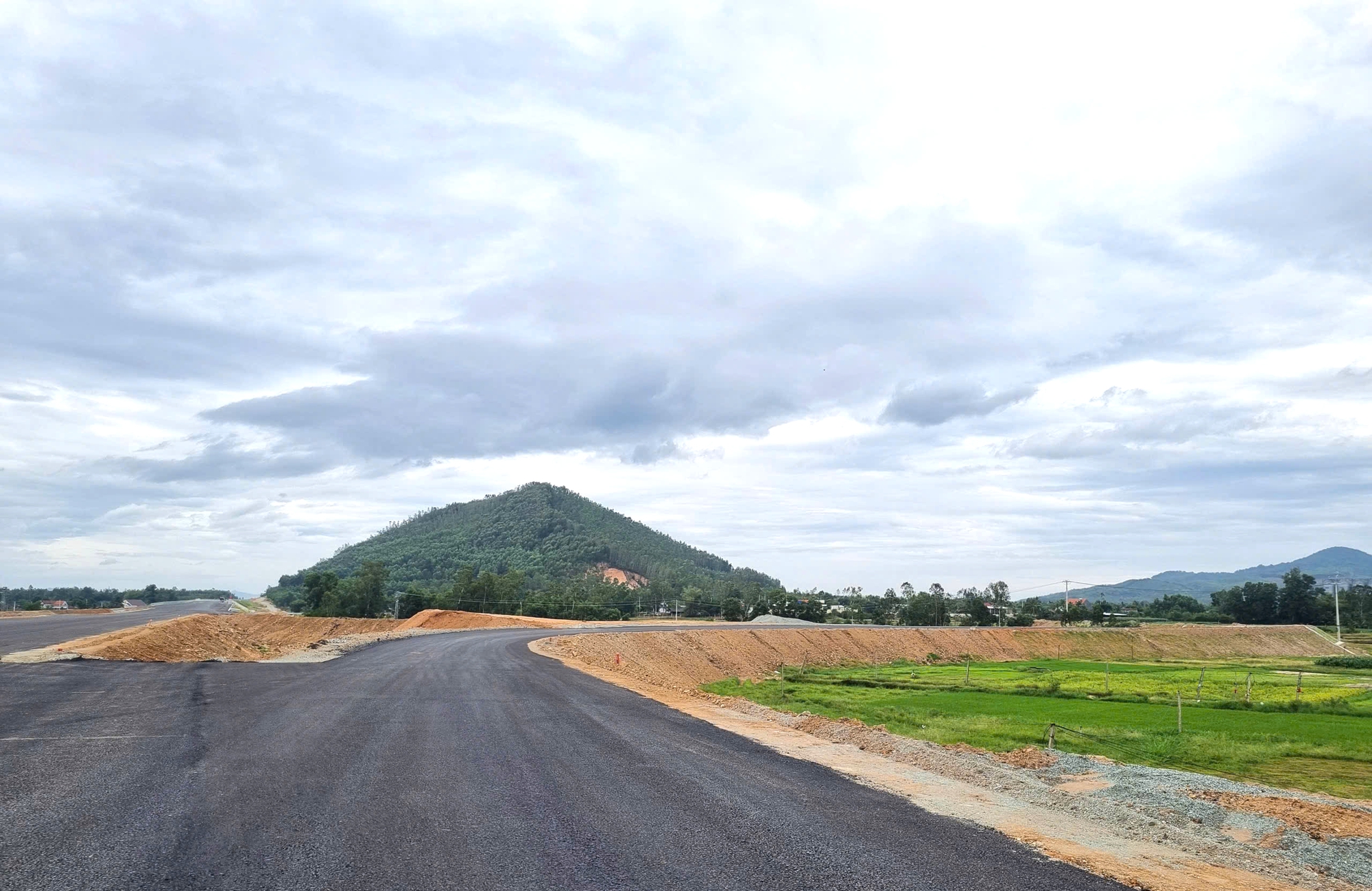 Cao tốc Hoài Nhơn - Quy Nhơn: “Chạy nước rút” để kịp ngày về đích- Ảnh 1. Cao tốc Hoài Nhơn - Quy Nhơn: “Chạy nước rút” để kịp ngày về đích- Ảnh 1.