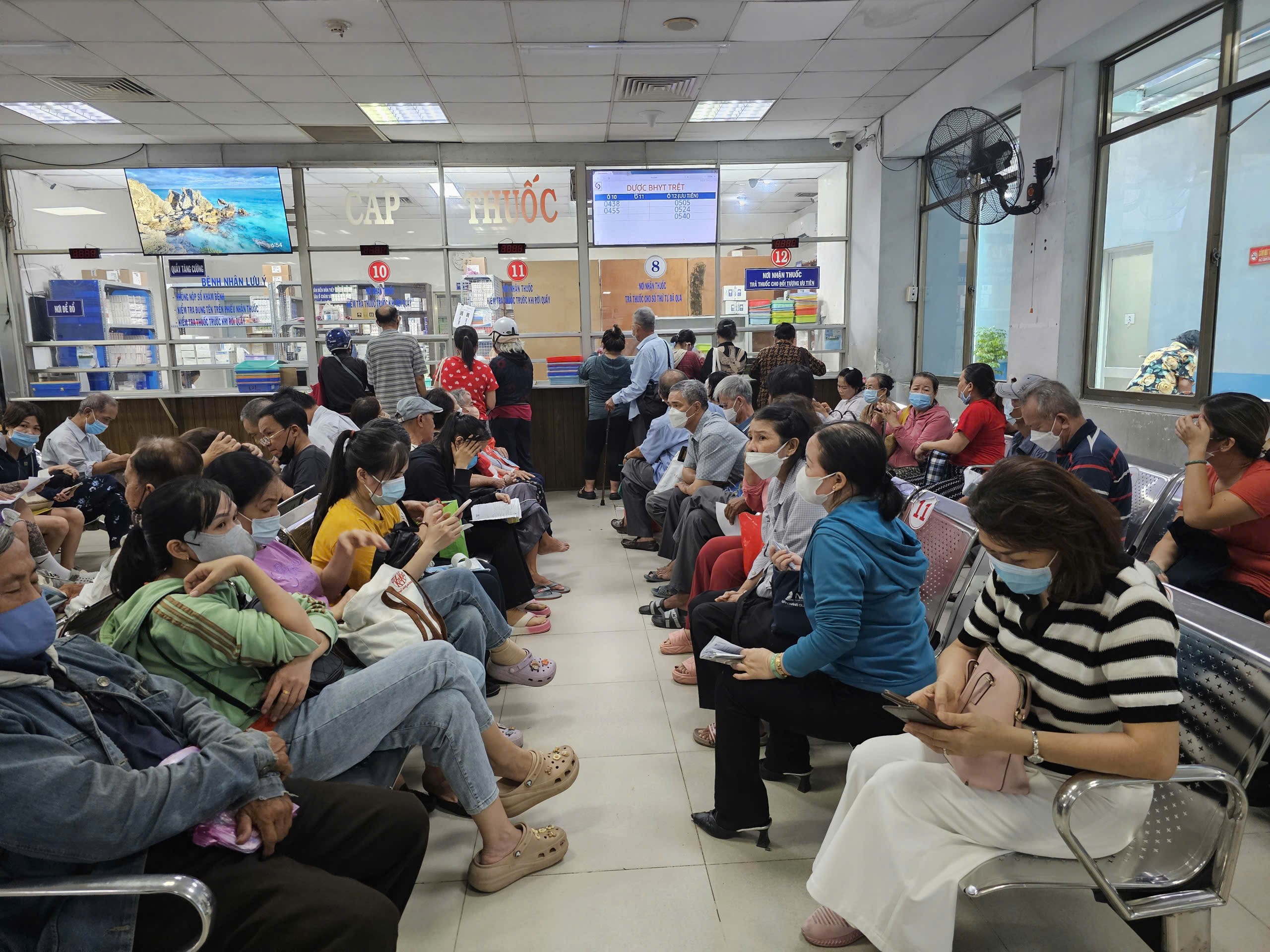 TP.HCM: Gần 300 trường hợp bị xử phạt qua đường dây nóng chống "vẽ bệnh, moi tiền"- Ảnh 1. TP.HCM: Gần 300 trường hợp bị xử phạt qua đường dây nóng chống "vẽ bệnh, moi tiền"- Ảnh 1.