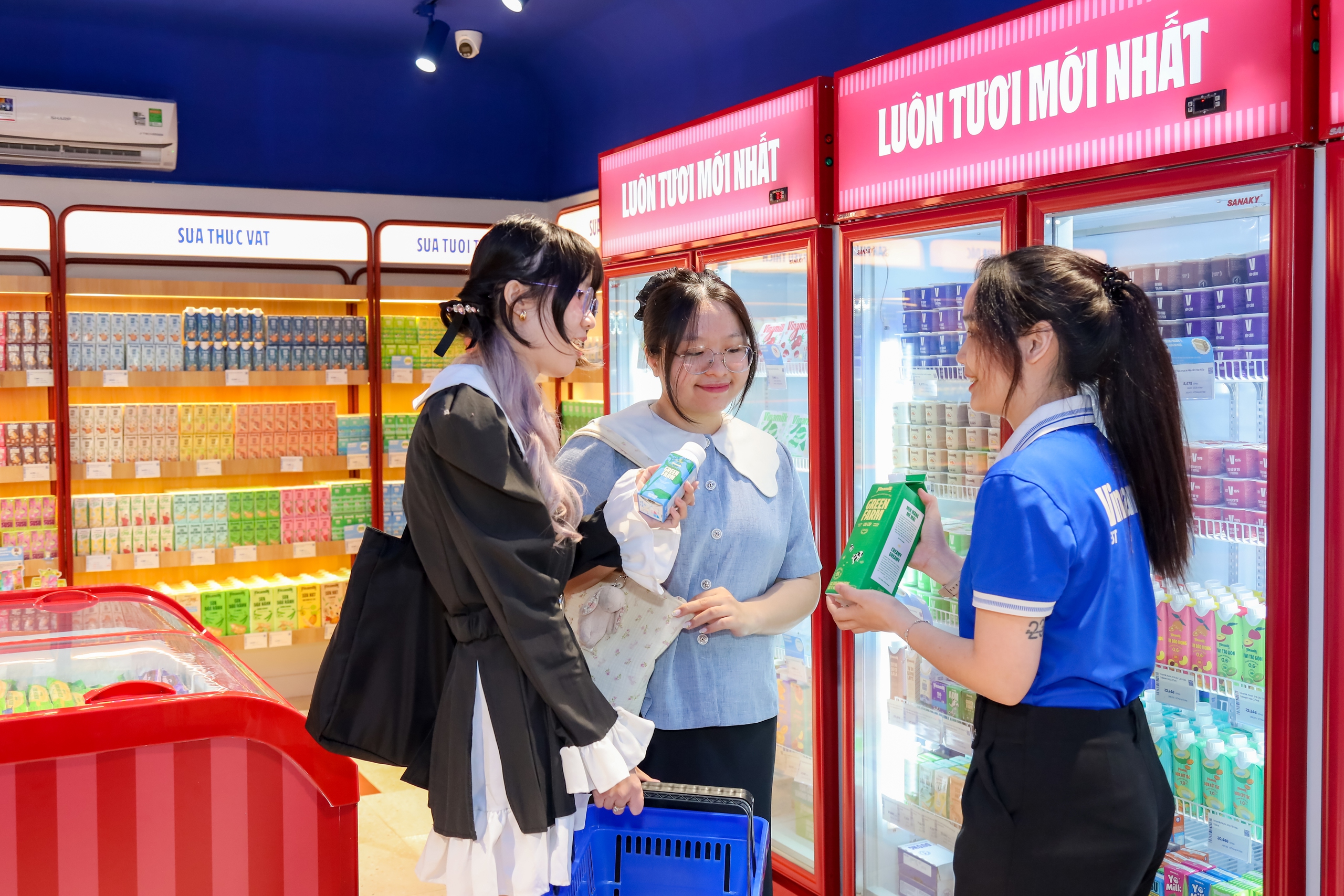 Đổi mới sản phẩm, “thay áo” các cửa hàng theo nhận diện thương hiệu mới giúp Vinamilk tiếp cận tốt hơn đến người tiêu dùng, tác động tích cực đến kết quả kinh doanh. Ảnh: Nguyên Phương Đổi mới sản phẩm, “thay áo” các cửa hàng theo nhận diện thương hiệu mới giúp Vinamilk tiếp cận tốt hơn đến người tiêu dùng, tác động tích cực đến kết quả kinh doanh. Ảnh: Nguyên Phương